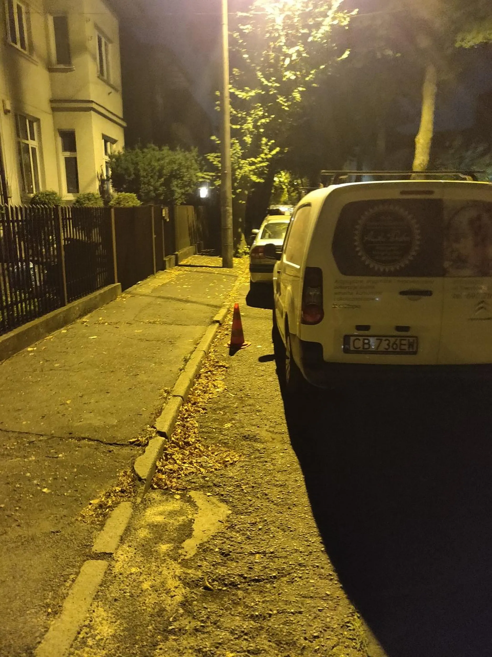 Parkuje metr od chodnika, na strefie nie wyznaczonej do parkowania. Mieszkaniec domu przy tym miejscu postawił sobie słupek żeby takie sytuacje się nie zdarzały ale wystarczy przecież zaparkować obok słupka i wszystko jest jak należy