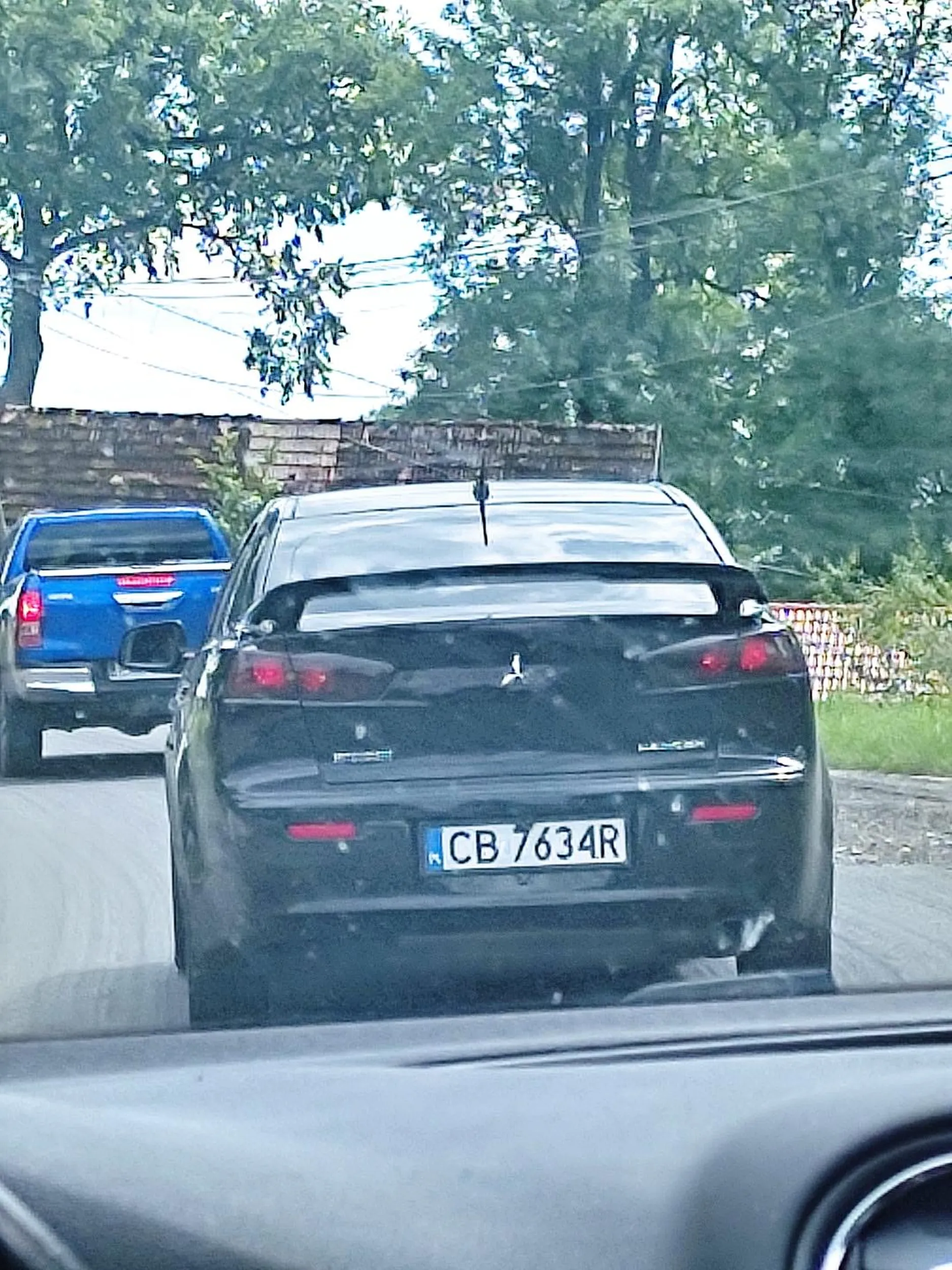 Pajac wyprzedza na górkach i zakrętach narażając tym samym innych jadących na śmierć