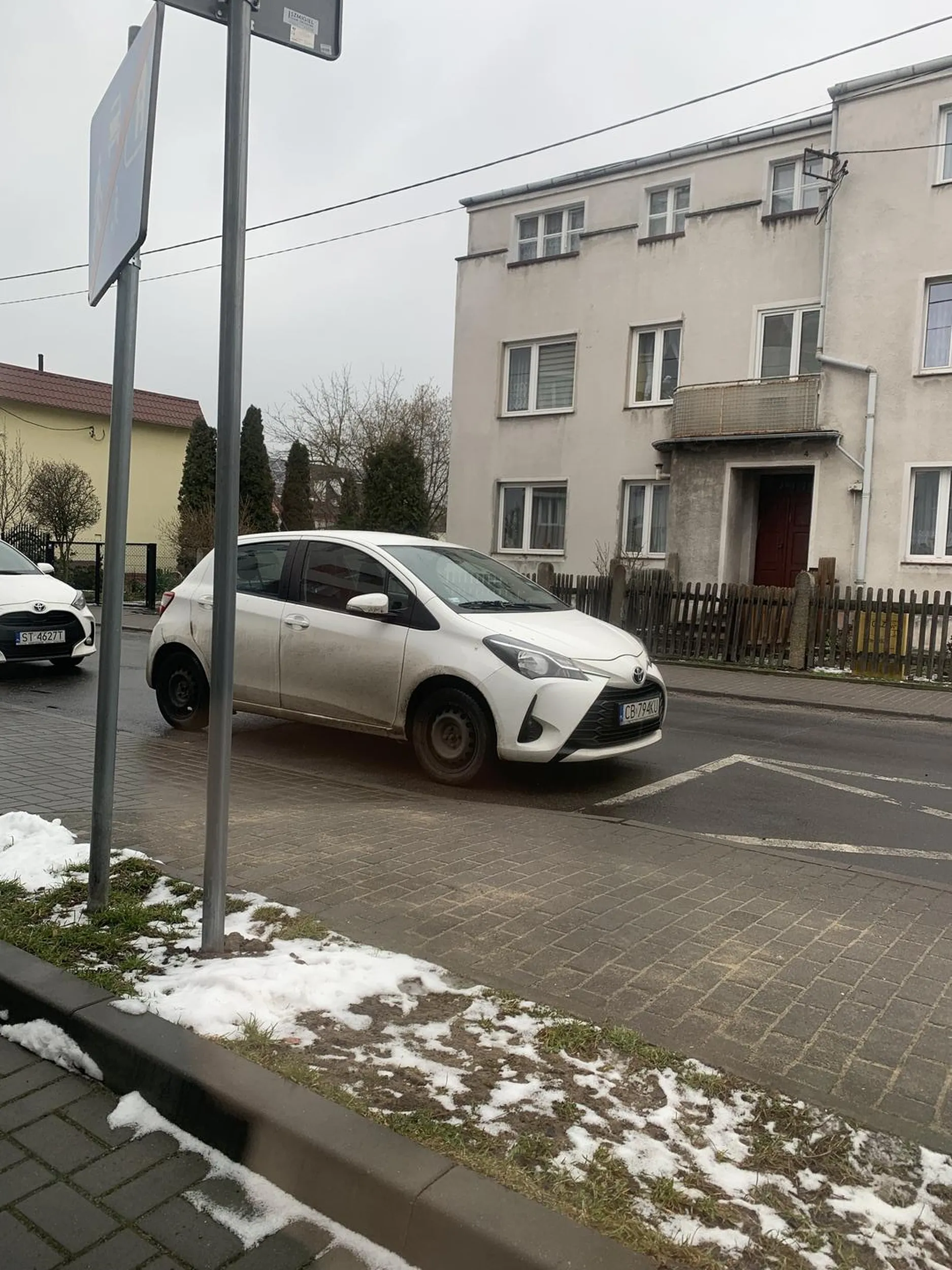 Kierowca ewidentnie ślepy. Zastawia dojazd do garażu przy bloku nie zostawiając żadnej kartki z numerem telefonu, aby móc się z nim skontaktować.