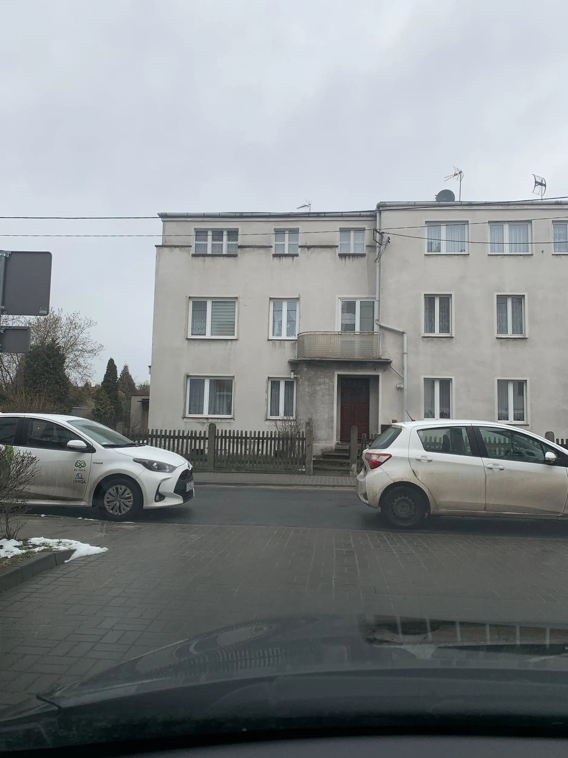 Kierowca ewidentnie ślepy. Zastawia dojazd do garażu przy bloku nie zostawiając żadnej kartki z numerem telefonu, aby móc się z nim skontaktować.