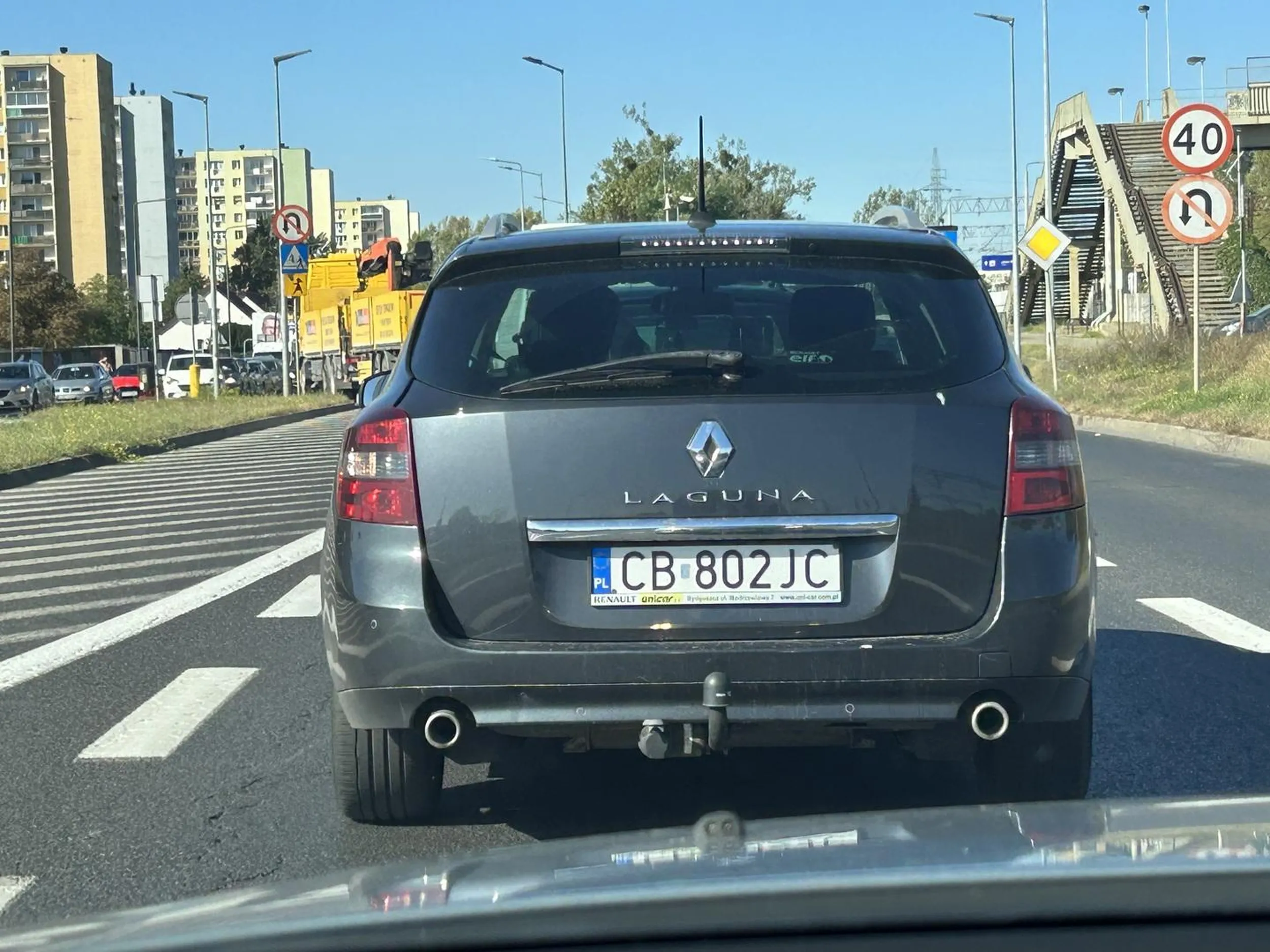 Kierowca prawdopodobnie nietrzeźwy lub nie ma pojęcia co to jest jazda na suwak. Koniecznie do przeczytania Art. 22 ust. 4a i 4b ustawy Prawo o ruchu drogowym.