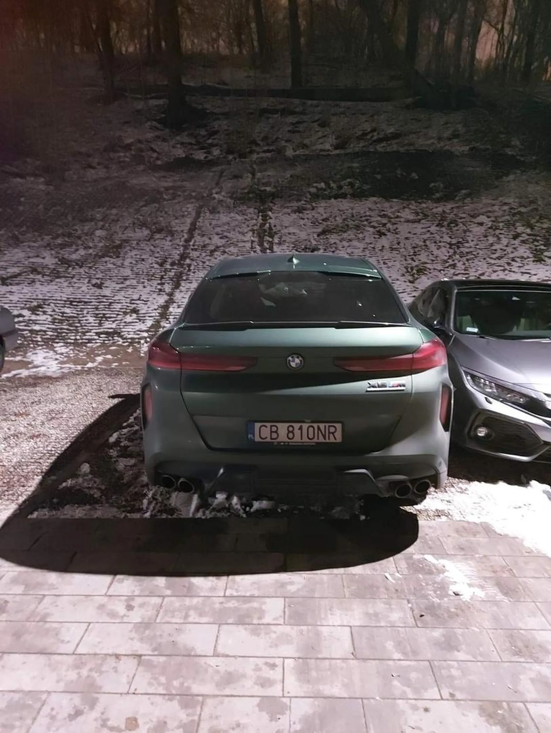 Wjechał na prywatne osiedle, zastawił dwa prywatne miejsca i zniknął na kilka godzin, ludzie nie mogli wjechać na swoje miejsca.