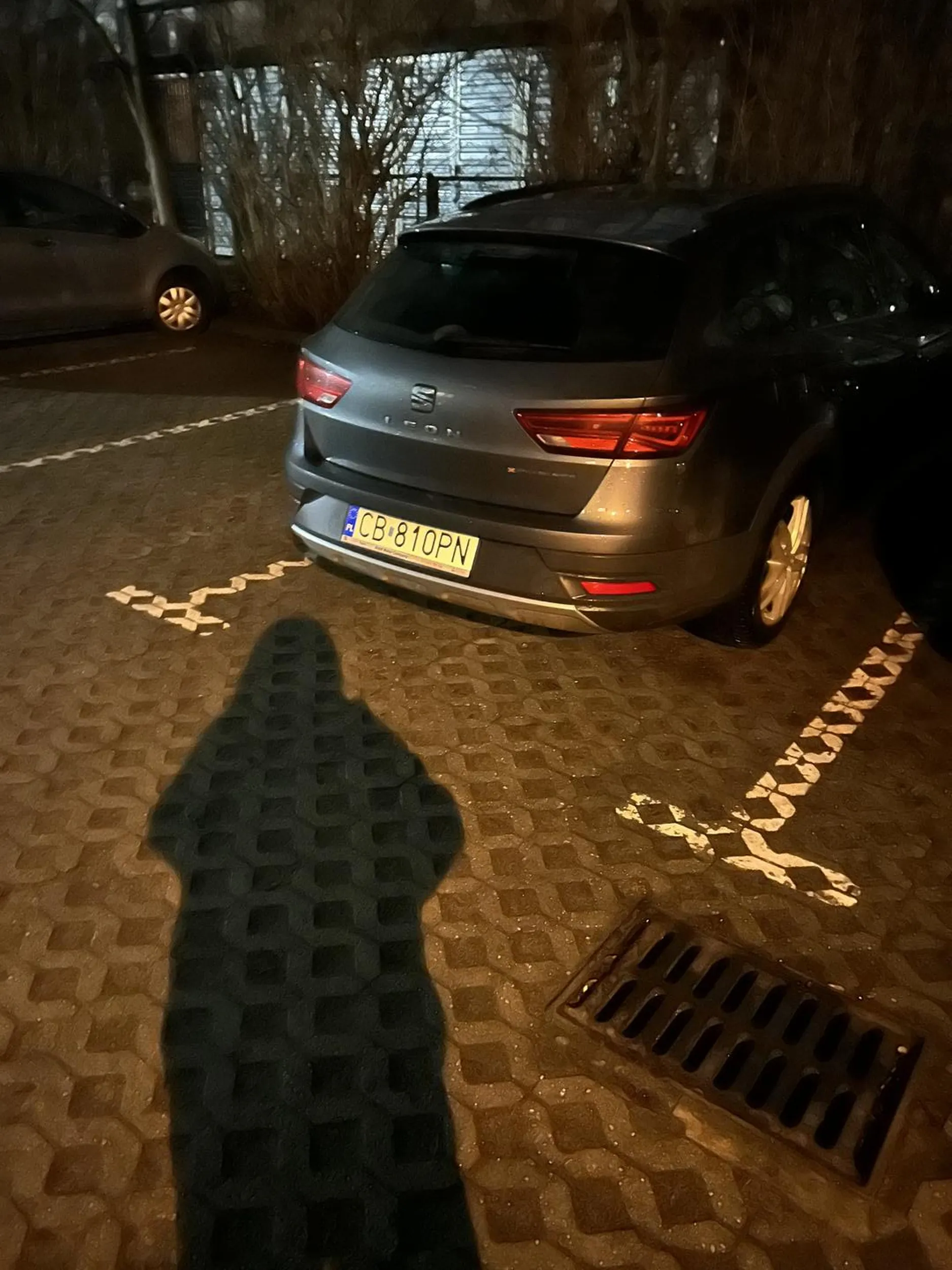 Przywiozłam siostrę do domu i chciałam jej pomóc wnieść zakupy, ale nie było wolnych miejsc parkingowych pod jej blokiem, więc stanęłam na chwilę na parkingu należącego do bloku obok. Niestety trafiłam na Pana, który musiał sobie podbudować ego i mimo wytłumaczenia sytuacji musiał postraszyć mnie strażą miejską (jak tak mu zależy na miejscu parkingowym to może niech sam staje w liniach)