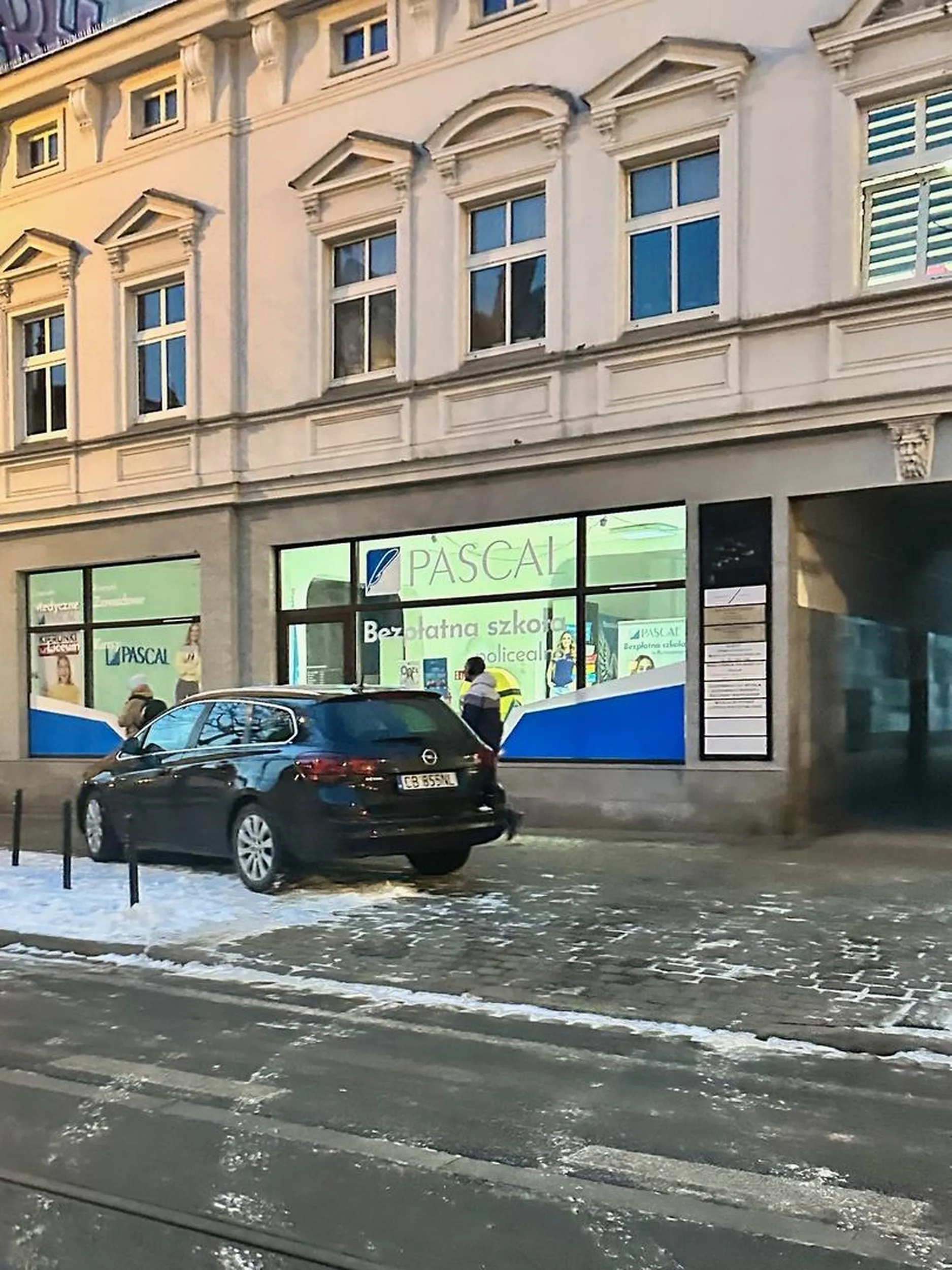 Jełop nie umie zaparkować w mieście. Miejsca wyznaczone za słupkami, są za skomplikowane