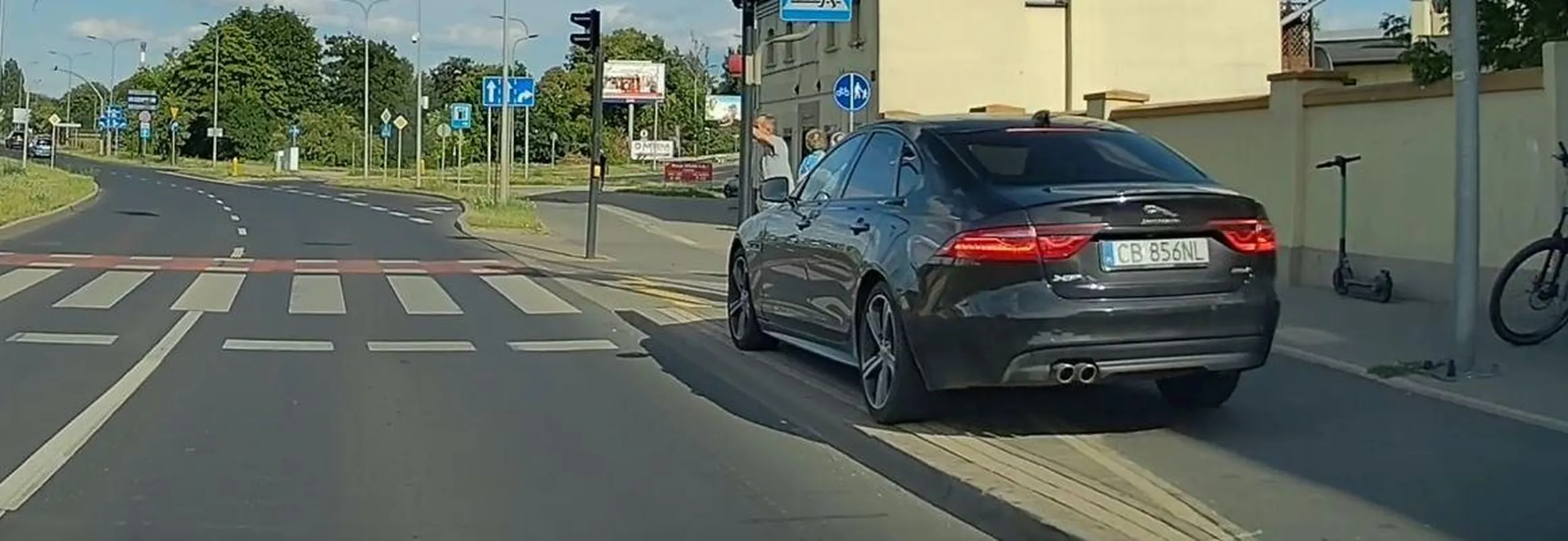 brawo za parkowanie na drodze dla rowerów... jeden rowerzysta się zatrzymał by zwrócić mu uwagę i bardzo dobrze