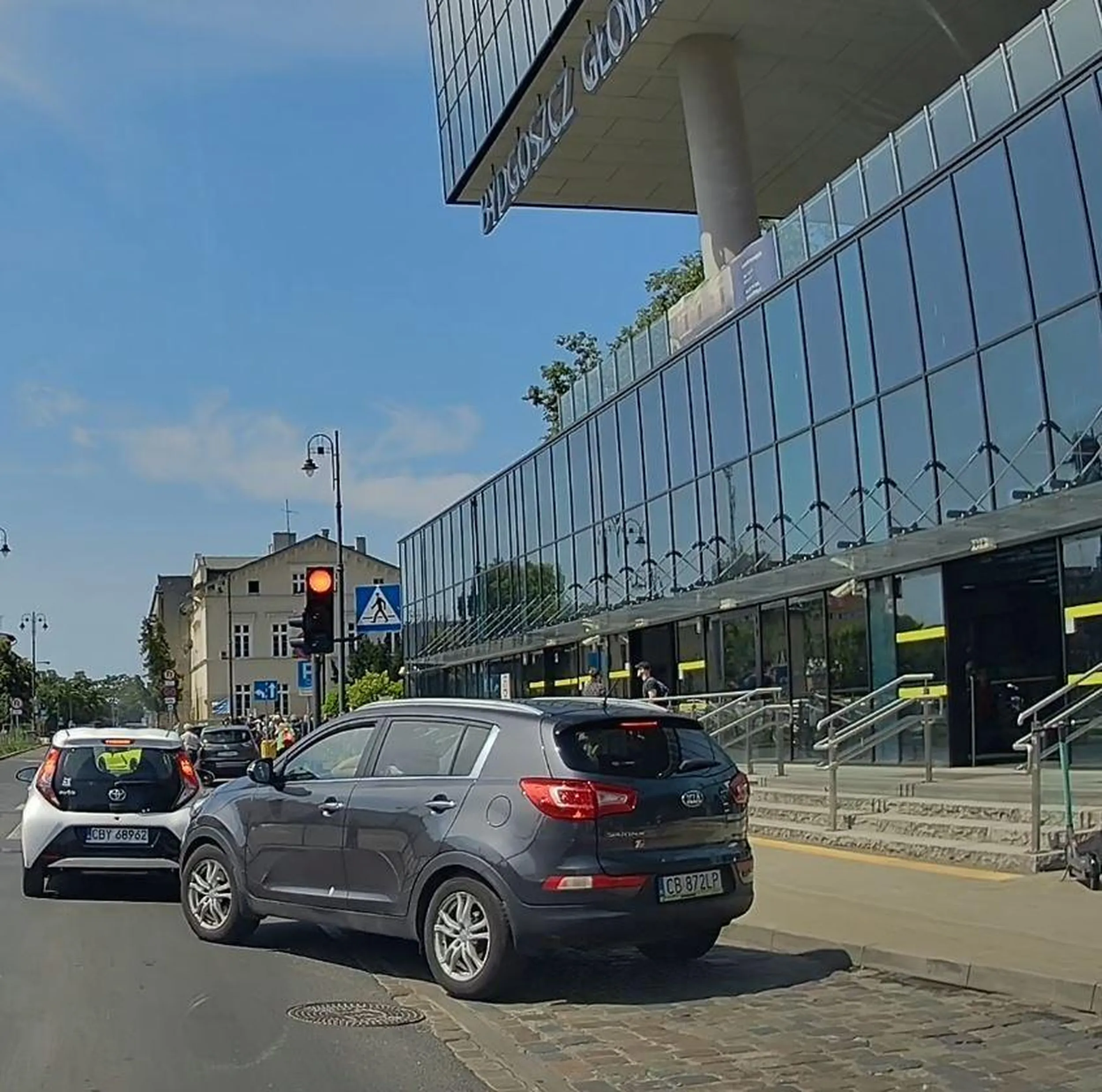 nie zatrzymujemy się na przystanku autobusowym, chwilę dalej masz do tego dedykowane miejsce...