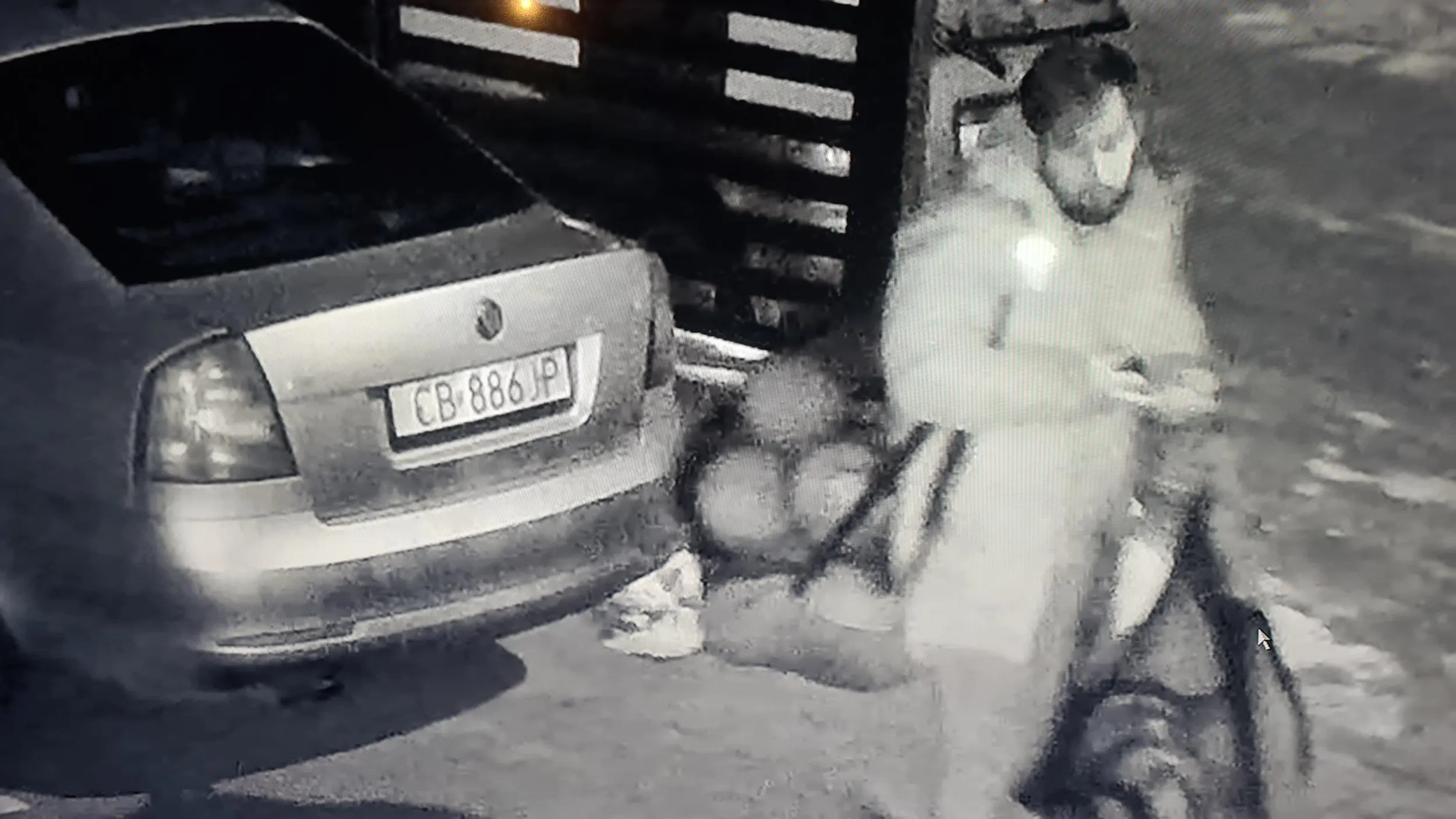 Wjechał na prywatny parking zajmując ostatnie miejsce dla klientów i poszedł na dwie godziny do pobliskiej szkoły.