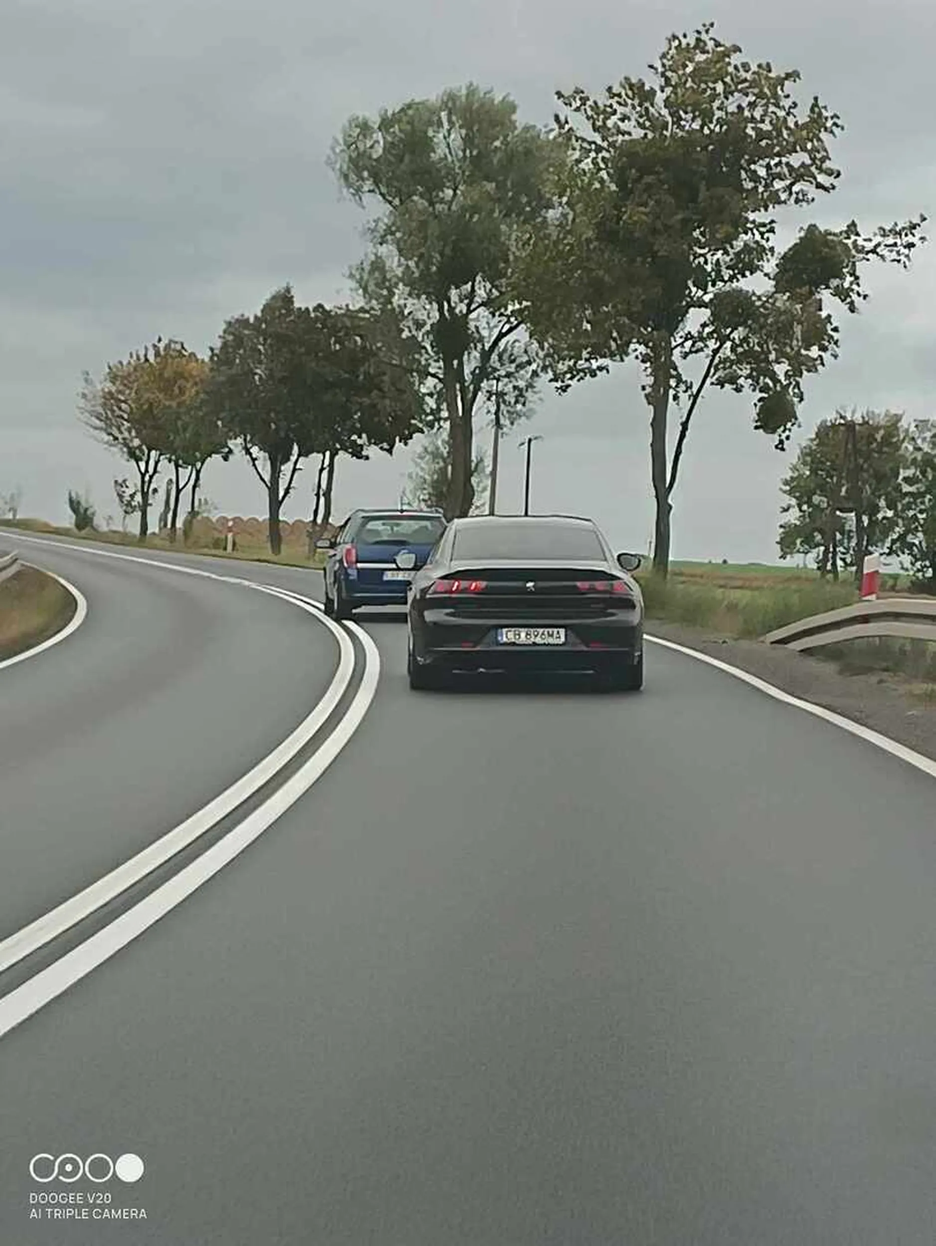 Kierowca nie zna przepisów ruchu drogowego. Wymusza pierwszeństwo na rondzie... Wjeżdża na rondo prosto przed samochodem. Gdybym nie zachamował byłaby kolizja...