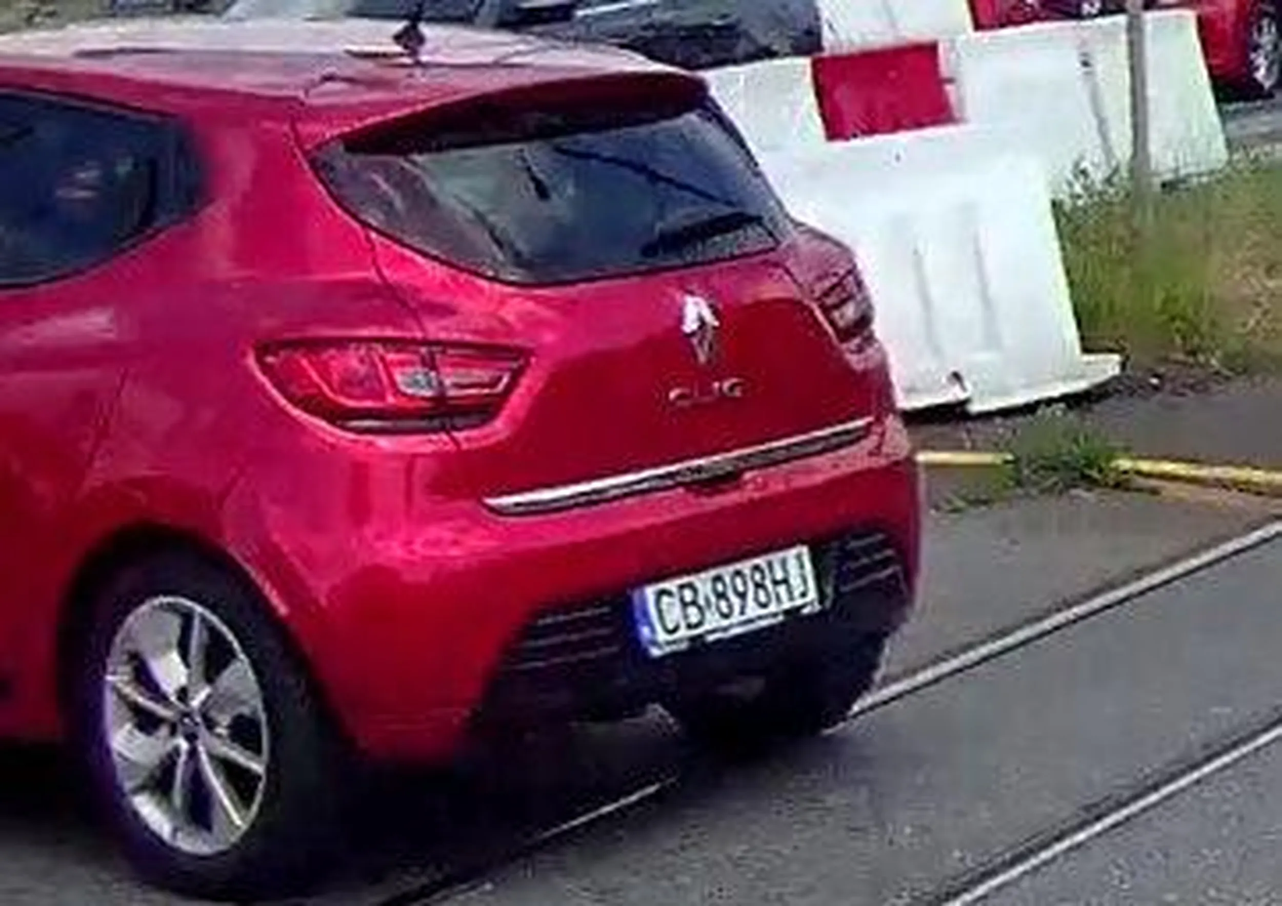 Tępa baba za kierownicą. Tramwaj zjeżdża z tymczasowego ronda przy fabrycznej a ta ciota sobie przejeżdża na luziku w ogóle nie rozglądając się, gdyby nie moja szybka reakcja to byłby kolejny płacz bo baba doprowadziła do kolizji.