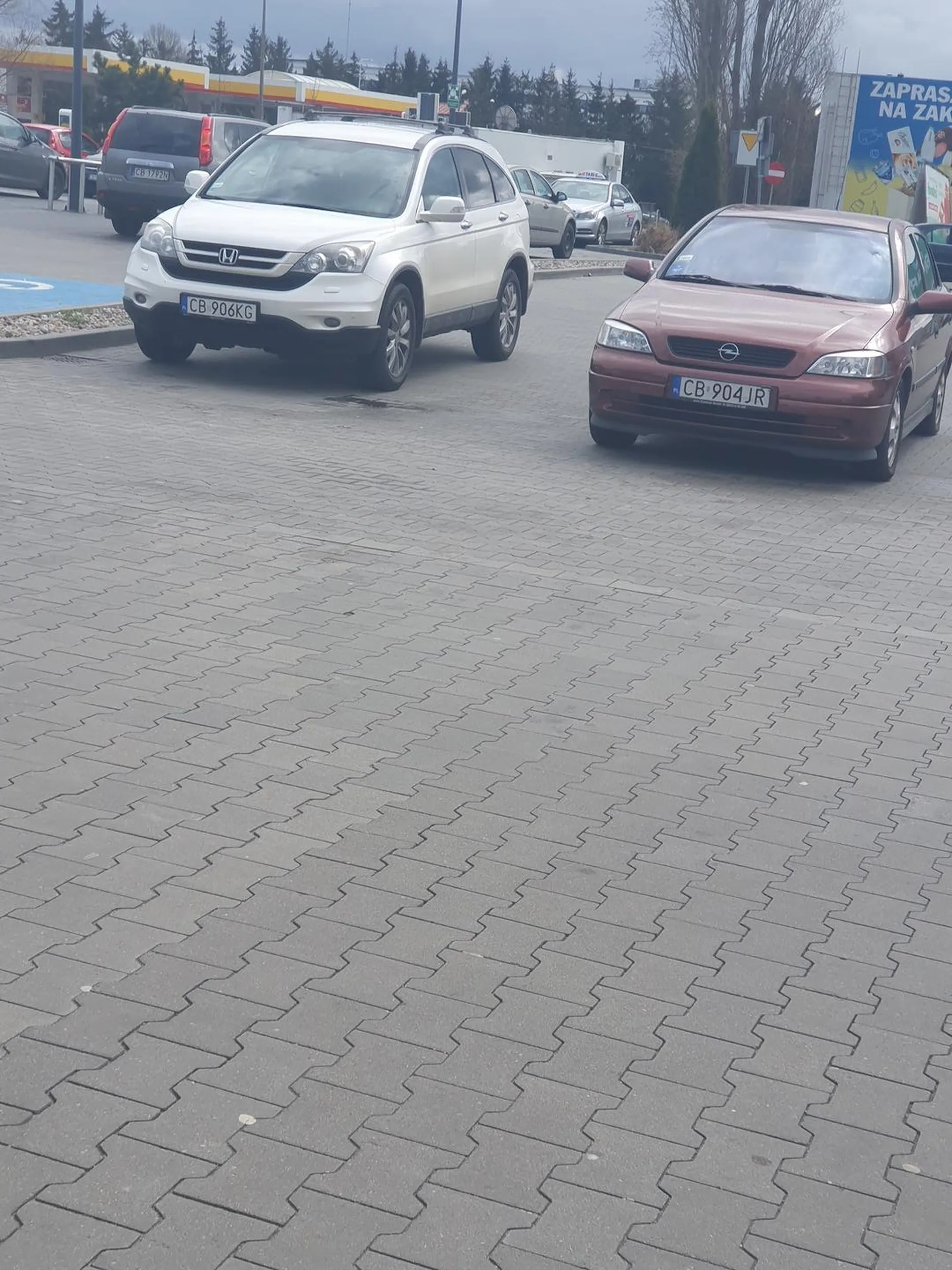 Parkowanie poza miejscami parkingowymi na przejęździe przy Lidlu na Łęczyckiej 4/5 parkingu wolne ale trzeba stanąć na przeciwko wejścia i zaoszczędzić kilka metrów drogi