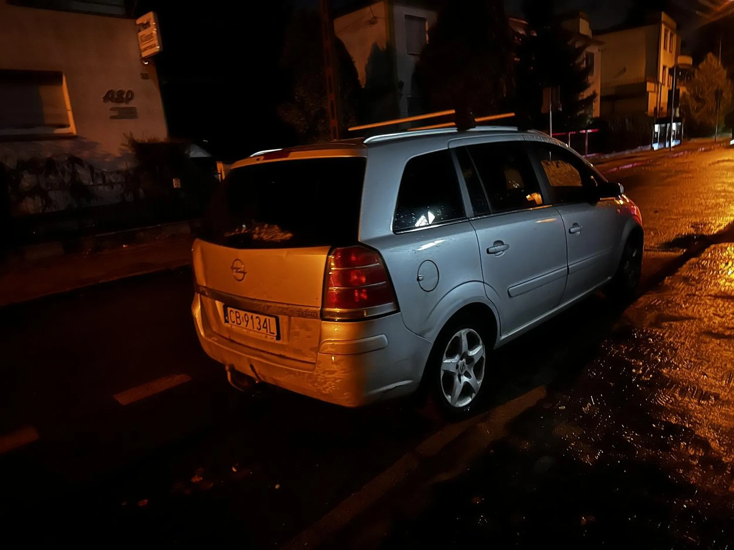 Osoba „porzuciła” auto- zaparkowała w połowie miejsca parkingowego blokując 2 miejsca postojowe i nie zabiera auta od miesiąca. Auto stoi pod moim domem, gdzie mieszkają osoby niepełnosprawne i potrzebują miejsca by podjechać jak najbliżej domu