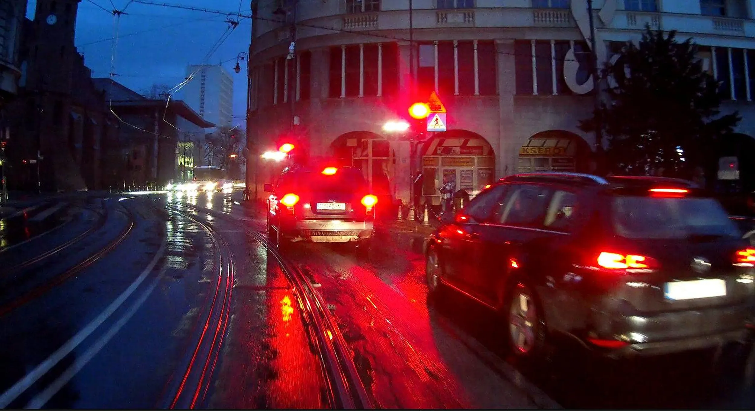 Chrabia musi tym swoim gównem (Jeep) zajmować dwa pasy, bo po co zajmować jeden.