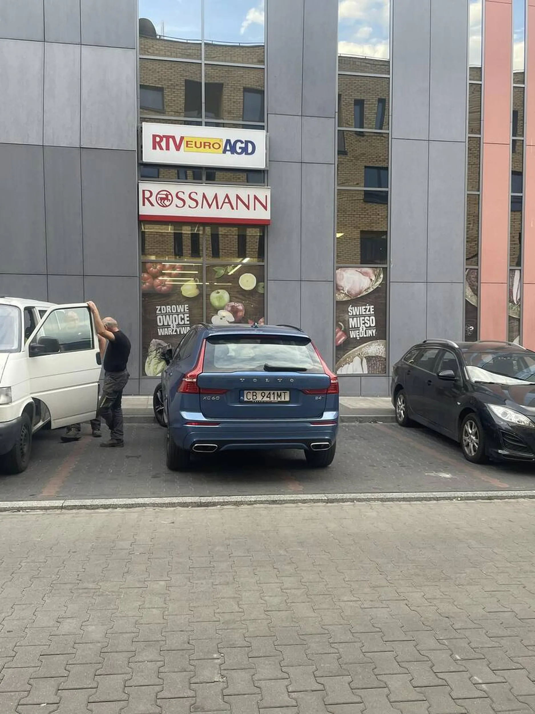 Gratulacje umysłu pięknie parkowanie pod galerią w grodzisku w godzinach szczytu