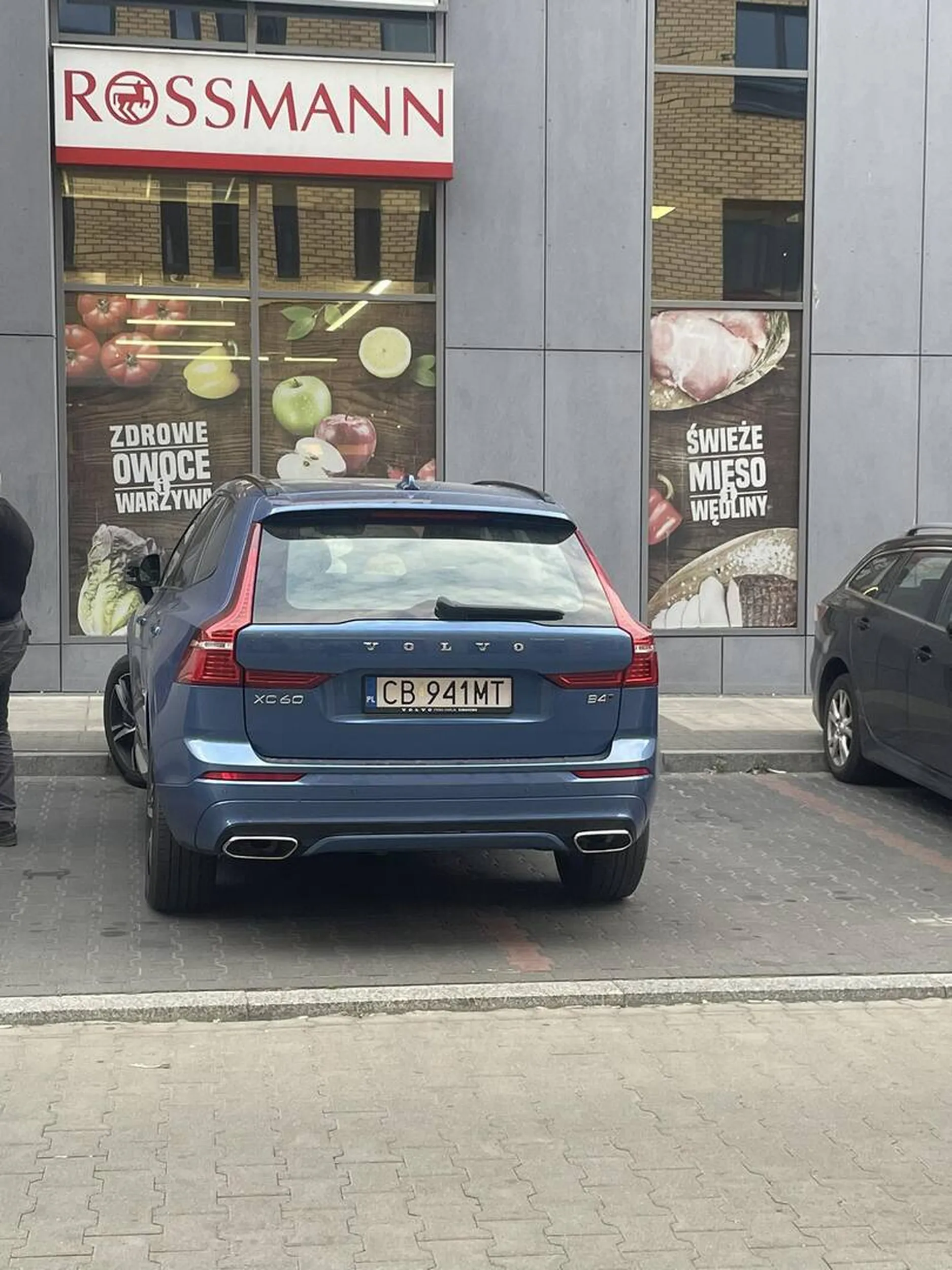 Gratulacje umysłu pięknie parkowanie pod galerią w grodzisku w godzinach szczytu