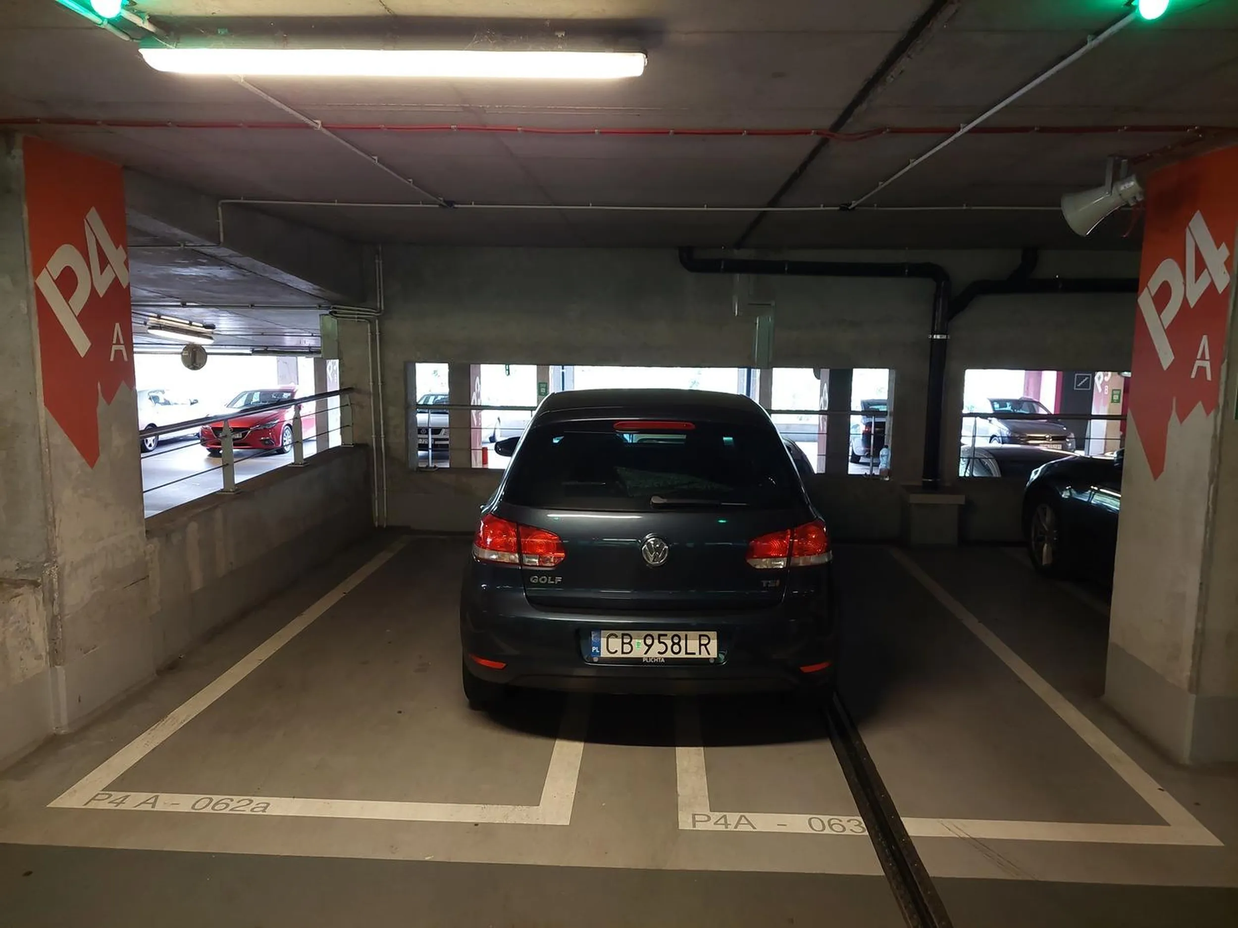 Nawet nie stara się dobrze parkować.