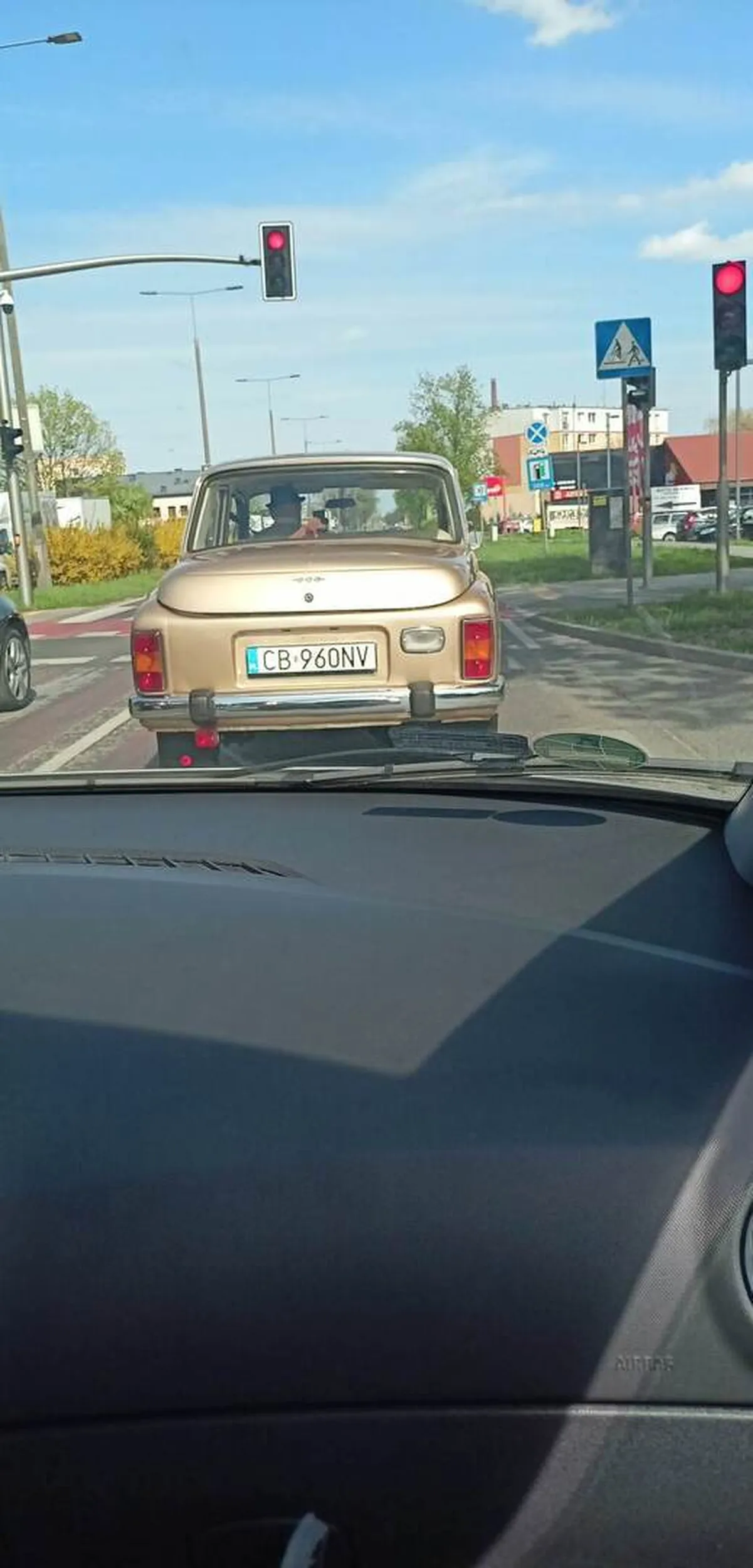 Ładne fajne złote autko ale powoli jeździ polecam kierowce