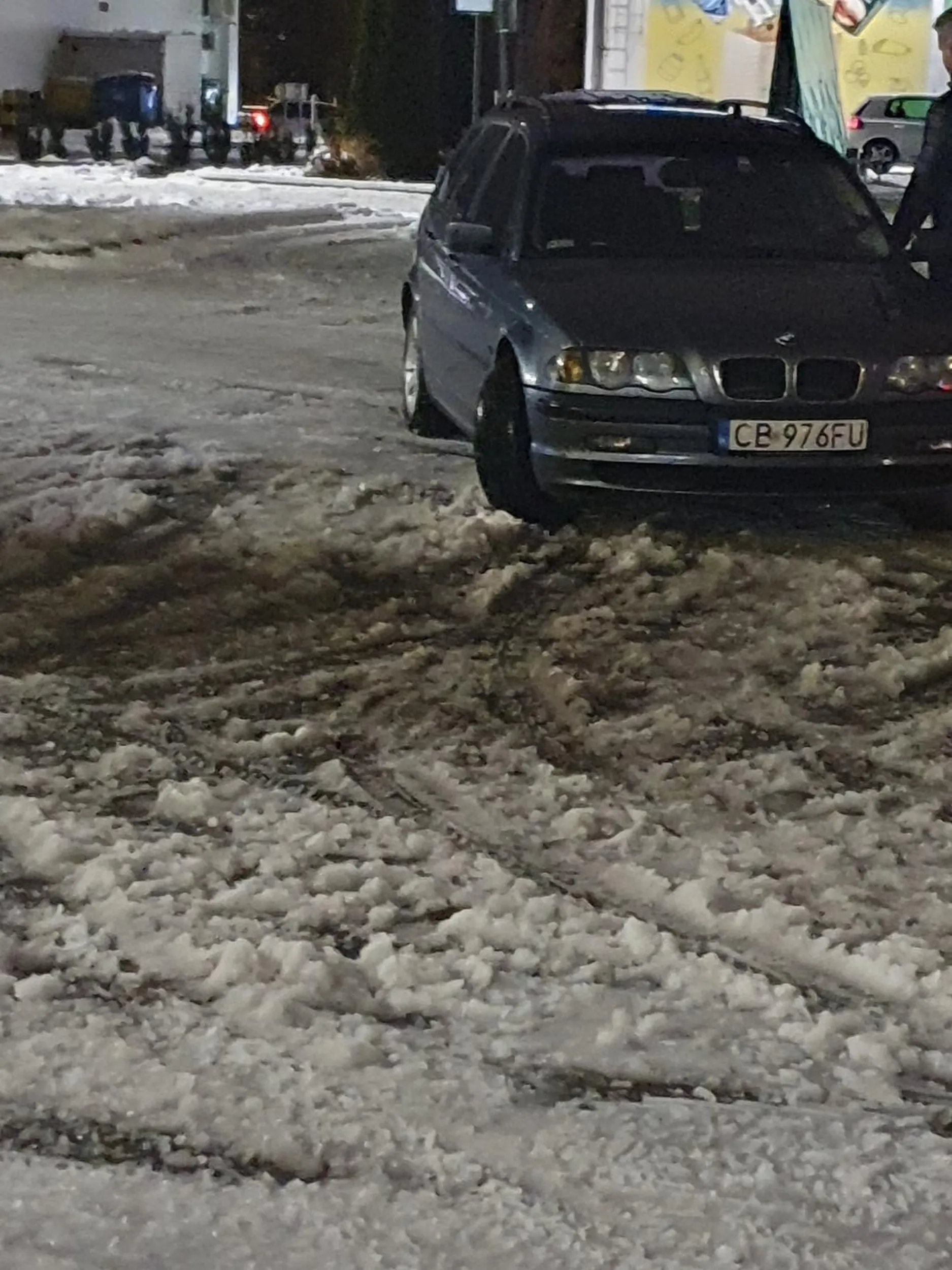 Król parkingu przy Lidlu ul. Łęczycka. 3/4 parkingu wolne ale on musi zaparkować 4m od wejścia w miejscu niedozwolonym, i to jeszcze krzywo