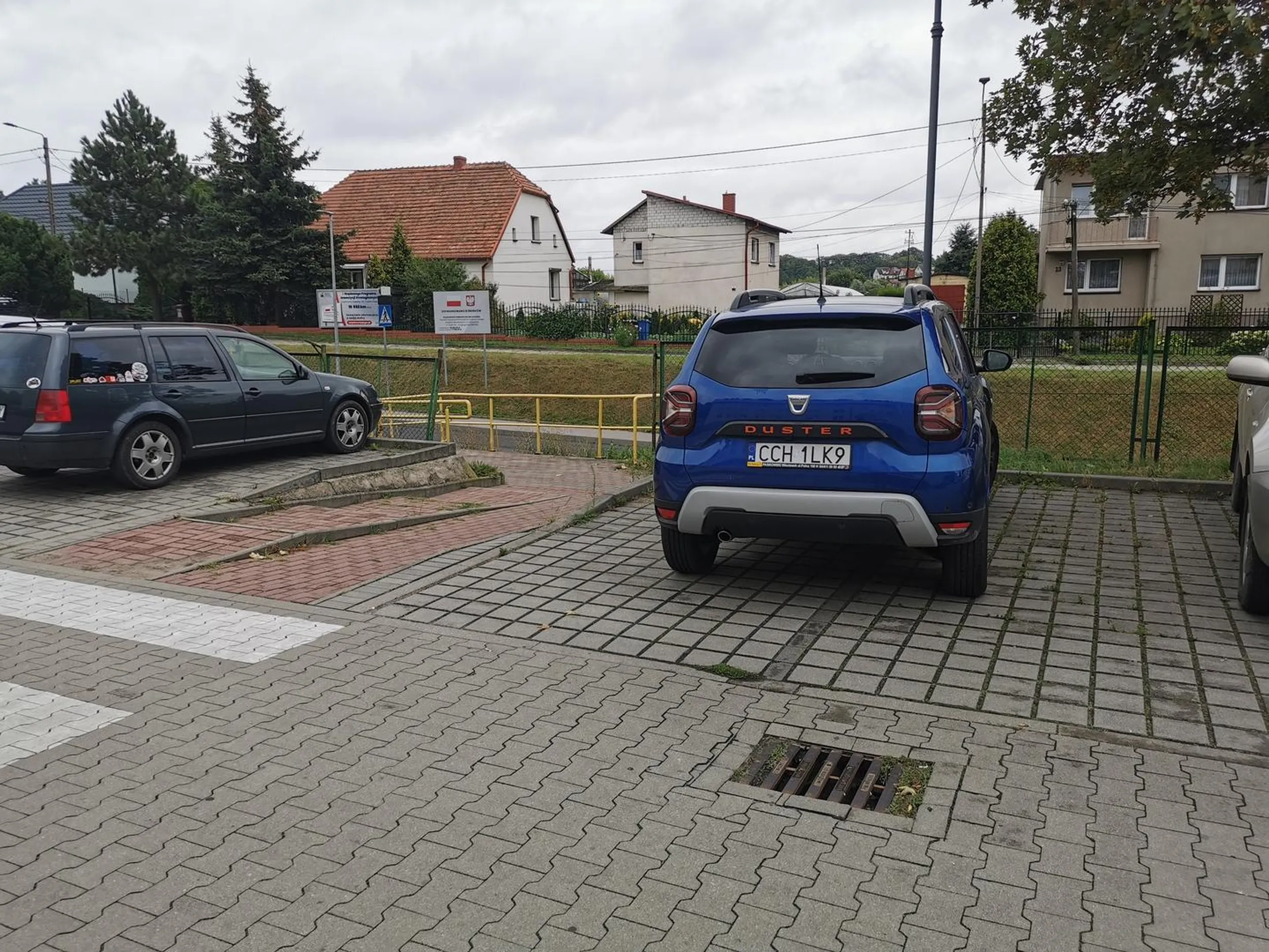 Mistrz parkowania pod Chełmińskim szpitalem. Zajmując dwa miejsca powinien uiścić podwójną opłatę.