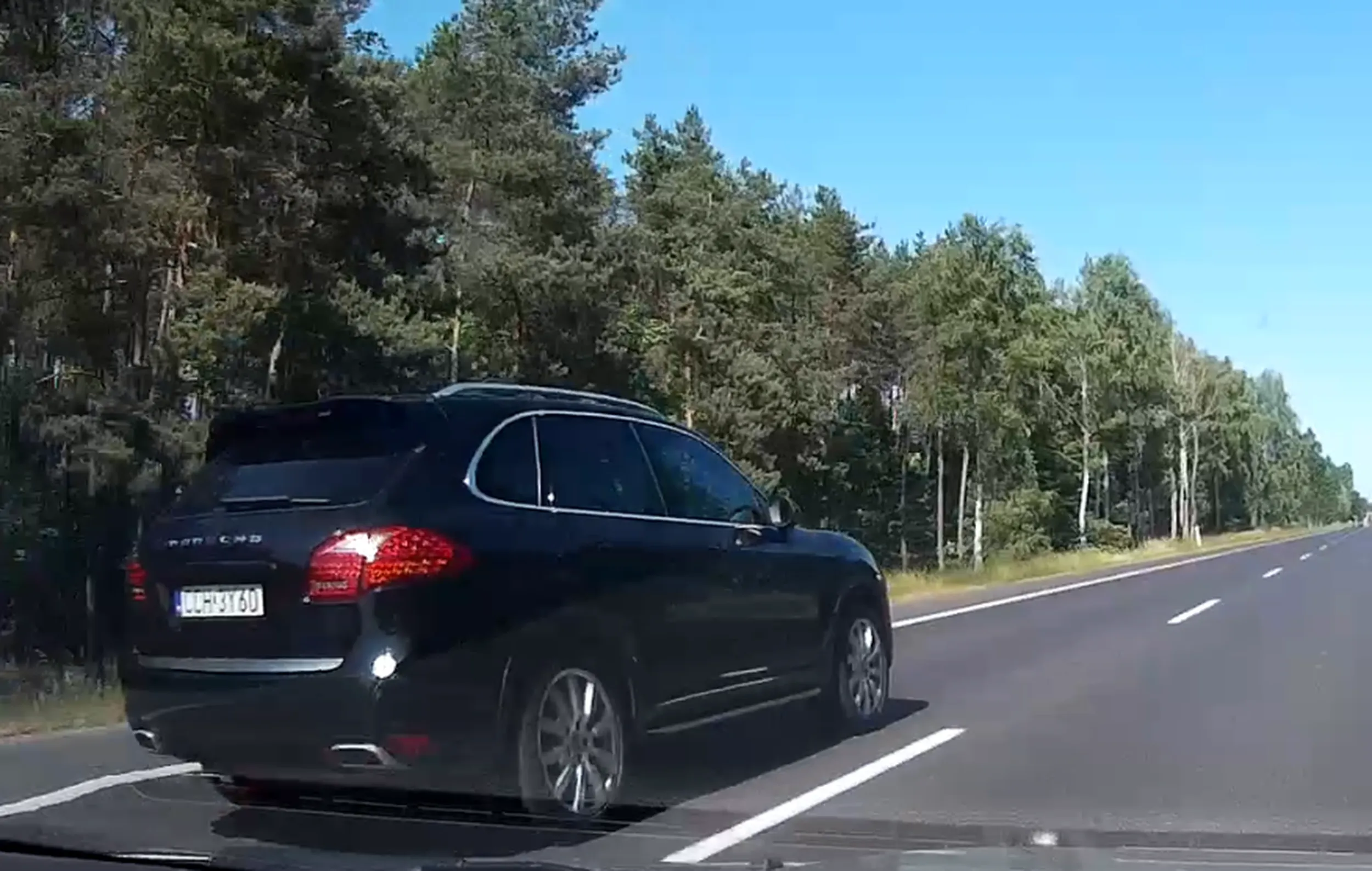 Jeśli uważasz że masz Porsche to Ci wszystko na drodze wolno? To się mylisz, bo jazda na zderzaku świadczy o tym, że jesteś gównianym kierowcą który pokazuje swoją głupotę! Prawo jazdy znalazłeś w cipsach? Ogarnij się!