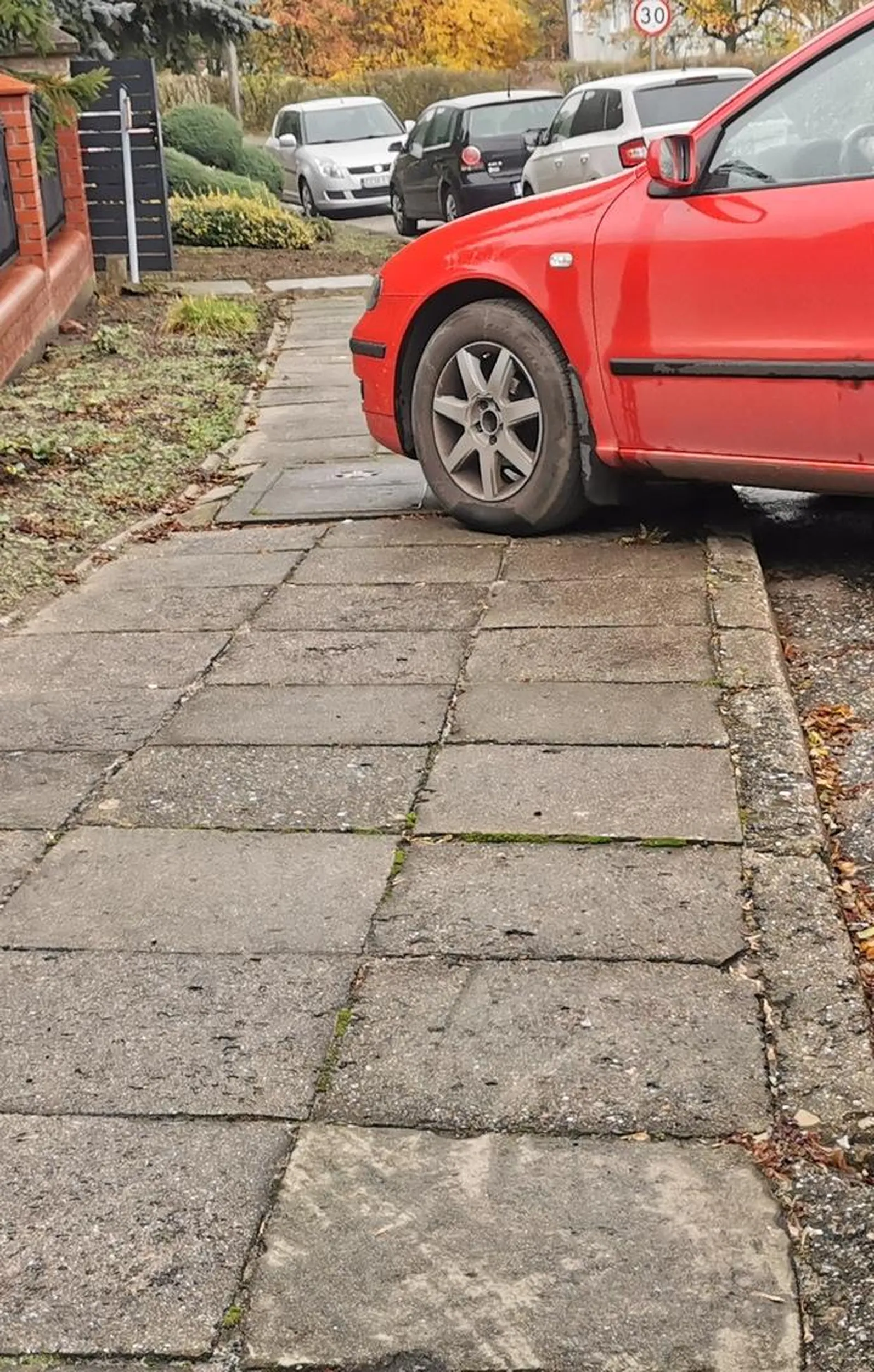 To taka norma, że na parkowaniu równoległym trzeba zaparkować prawie w poprzek? Zajmując większą część chodnika? "Dupa" tak wystaje, że dwa samochody na ulicy się nie miną... No bo i po co, jak "jaśnie pan" musi auto na widoku postawić... Chipsy? Chrupki? To gdzie prawko znalezione?