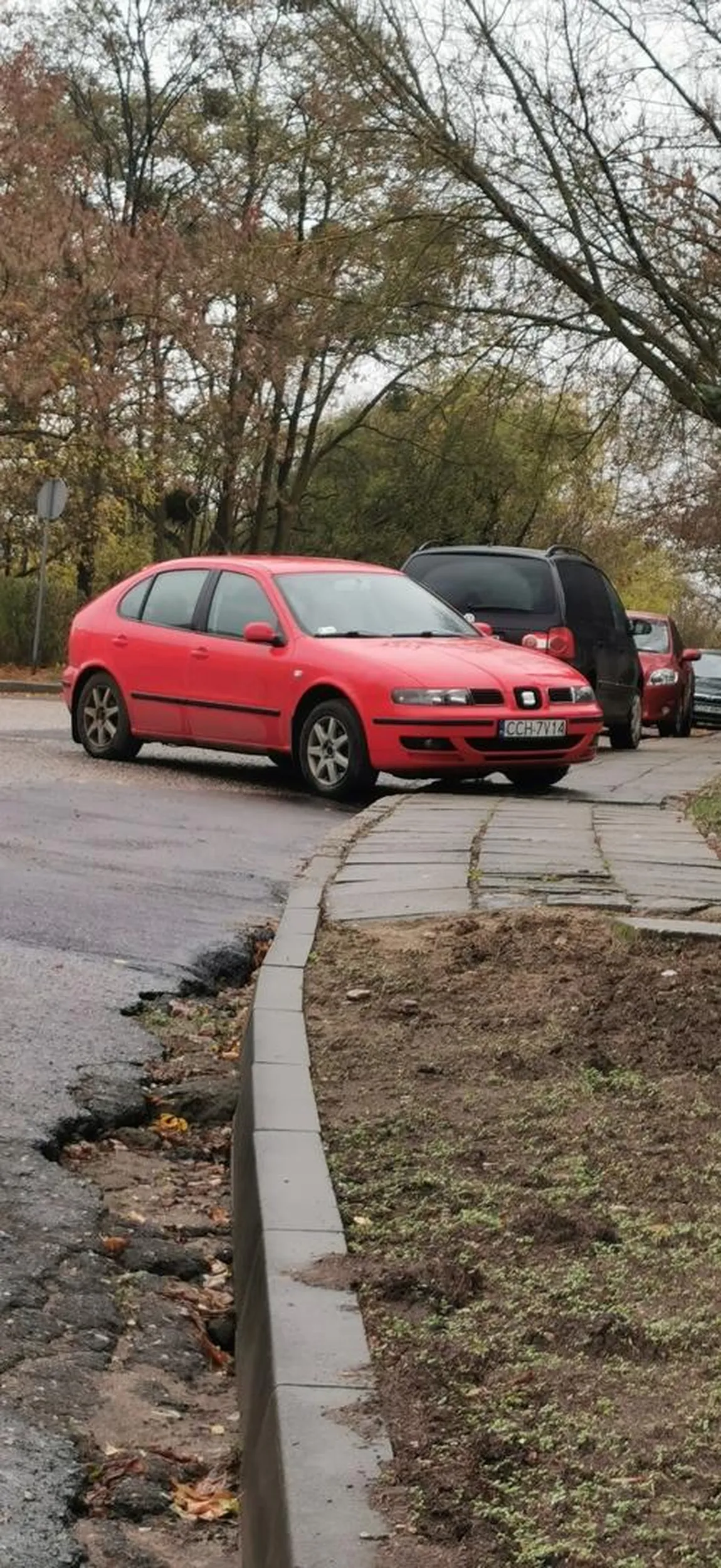 To taka norma, że na parkowaniu równoległym trzeba zaparkować prawie w poprzek? Zajmując większą część chodnika? "Dupa" tak wystaje, że dwa samochody na ulicy się nie miną... No bo i po co, jak "jaśnie pan" musi auto na widoku postawić... Chipsy? Chrupki? To gdzie prawko znalezione?