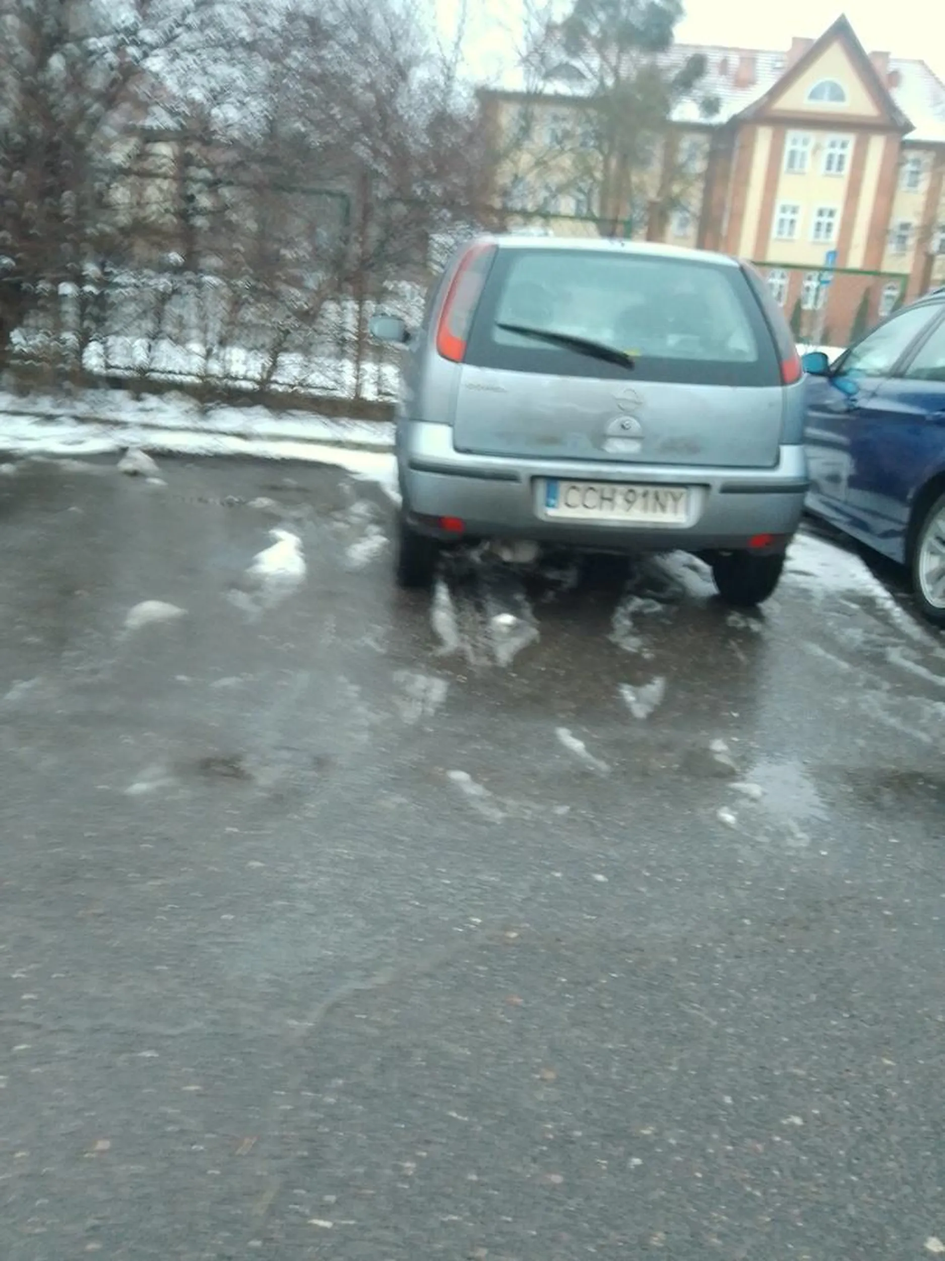 Kierowca tego auta wysiadając uderzył drzwiami w mój samochód. Gdy zwróciłem mu uwagę był wulgarny i rzucał różnymi groźbami w moją stronę, ogólnie z autem nic się nie stało ale temu Panu bardzo ciężko było powiedzieć zwyczajne przepraszam.