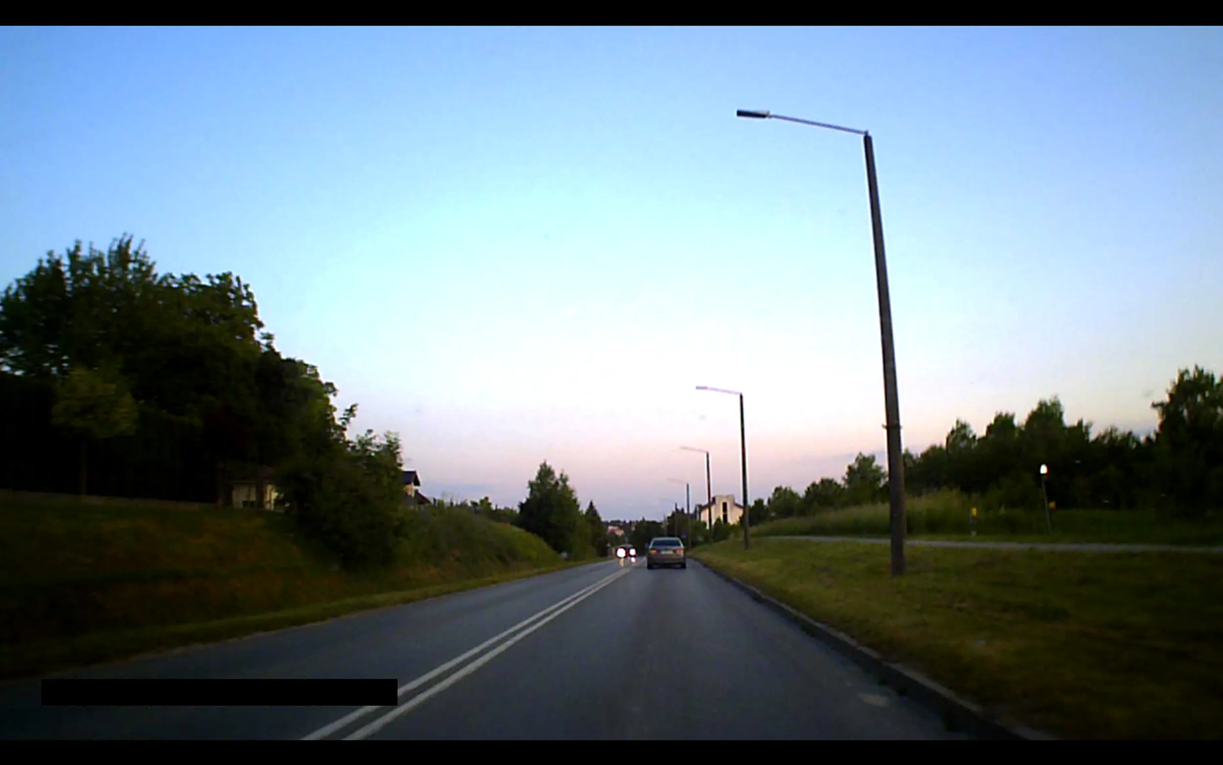 Kierowca Volvo z naprzeciwka ostrzega długimi, że 800 m dalej stoją niebiescy. Niestety kierowca BMW ma za uszami, bo nie ma ważnego OC i spie***la!