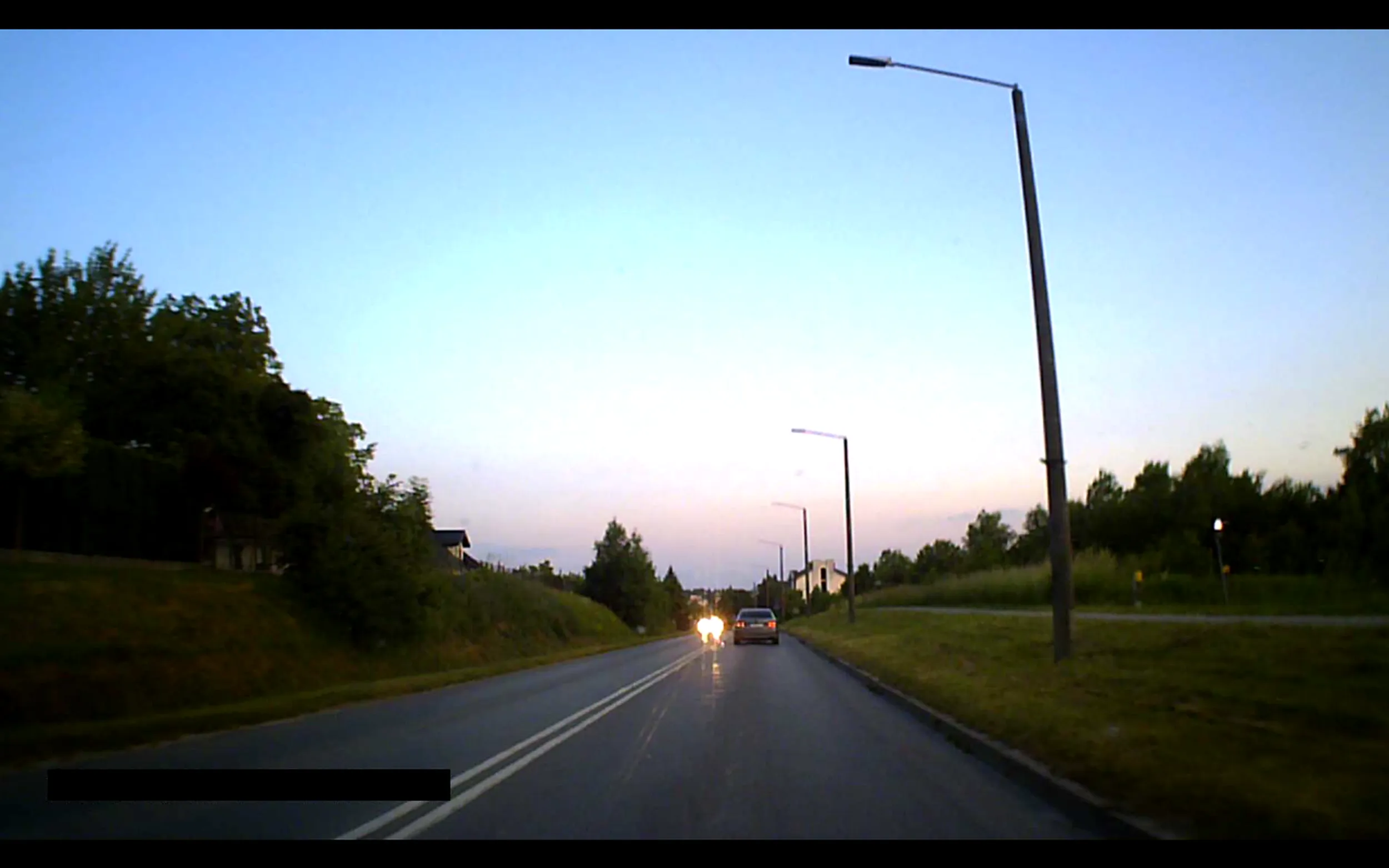 Kierowca Volvo z naprzeciwka ostrzega długimi, że 800 m dalej stoją niebiescy. Niestety kierowca BMW ma za uszami, bo nie ma ważnego OC i spie***la!