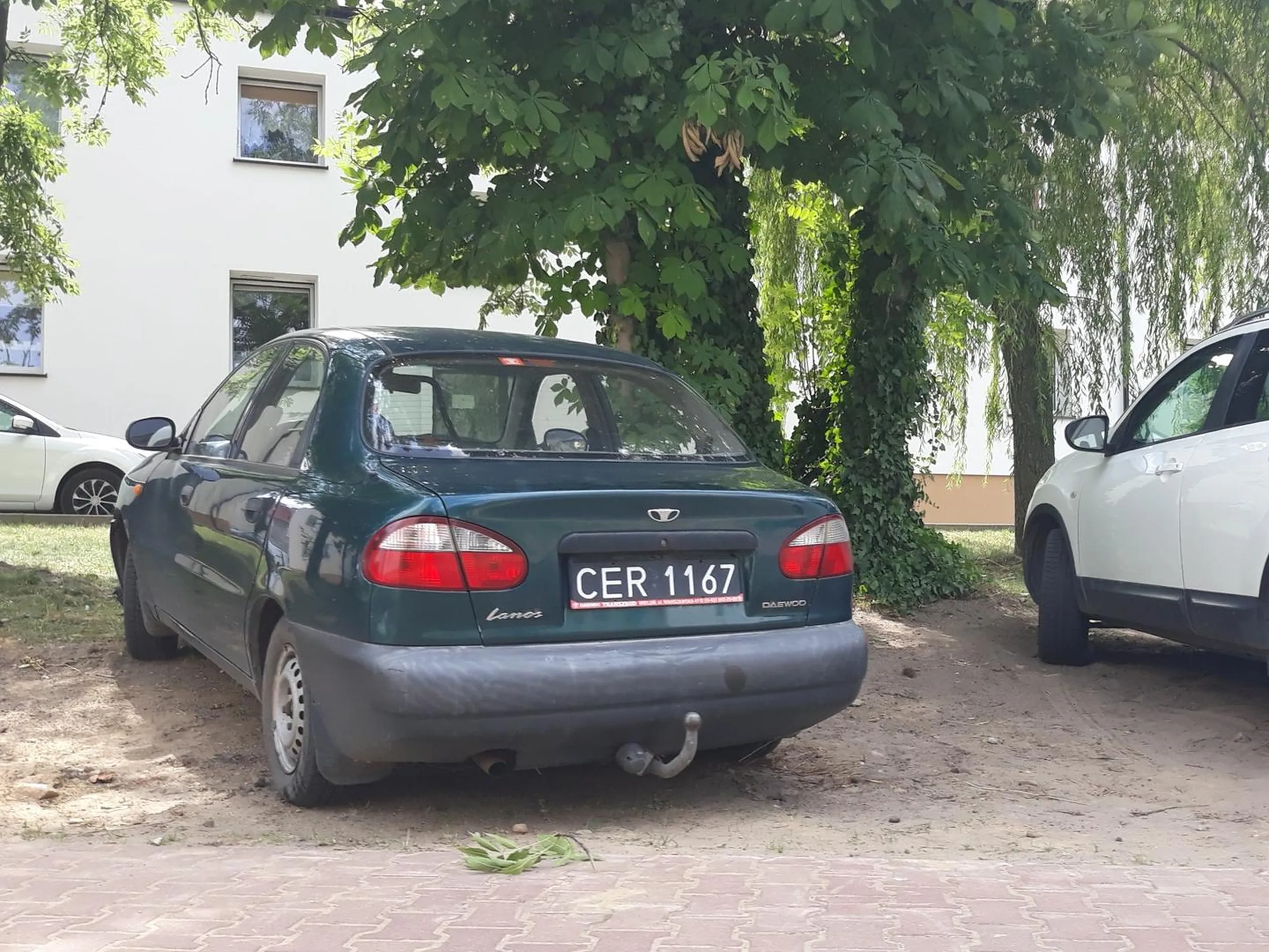 Droga pożarowa, zakaz postoju, parkowanie na trawniku, już tak nie wygląda :(