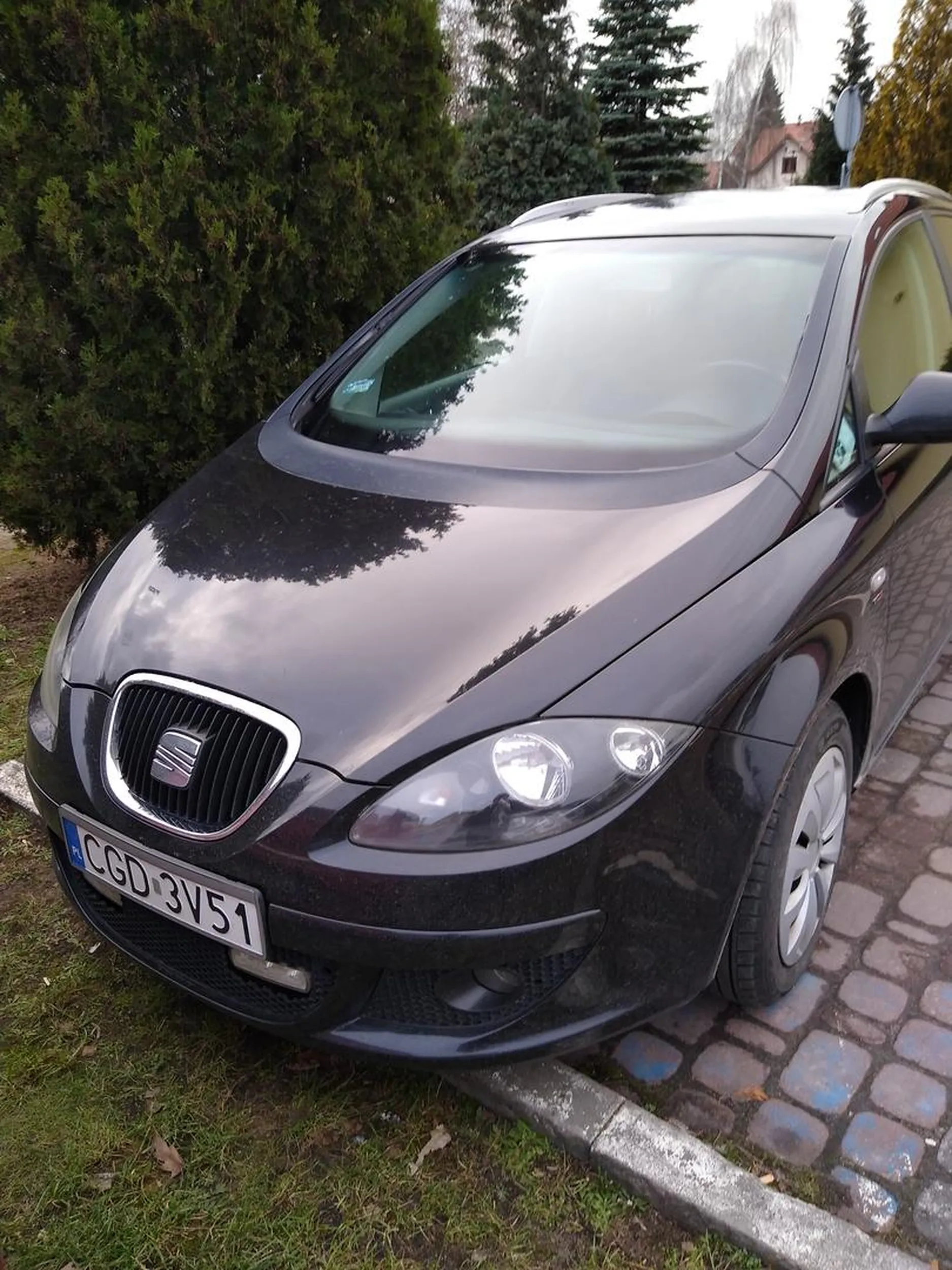 Cwaniak który z parkingu dla klientów banku, miejsce dla niepełnosprawnych zrobił sobie prywatny parking i potrafi tak przez kilka dni blokować miejsce.