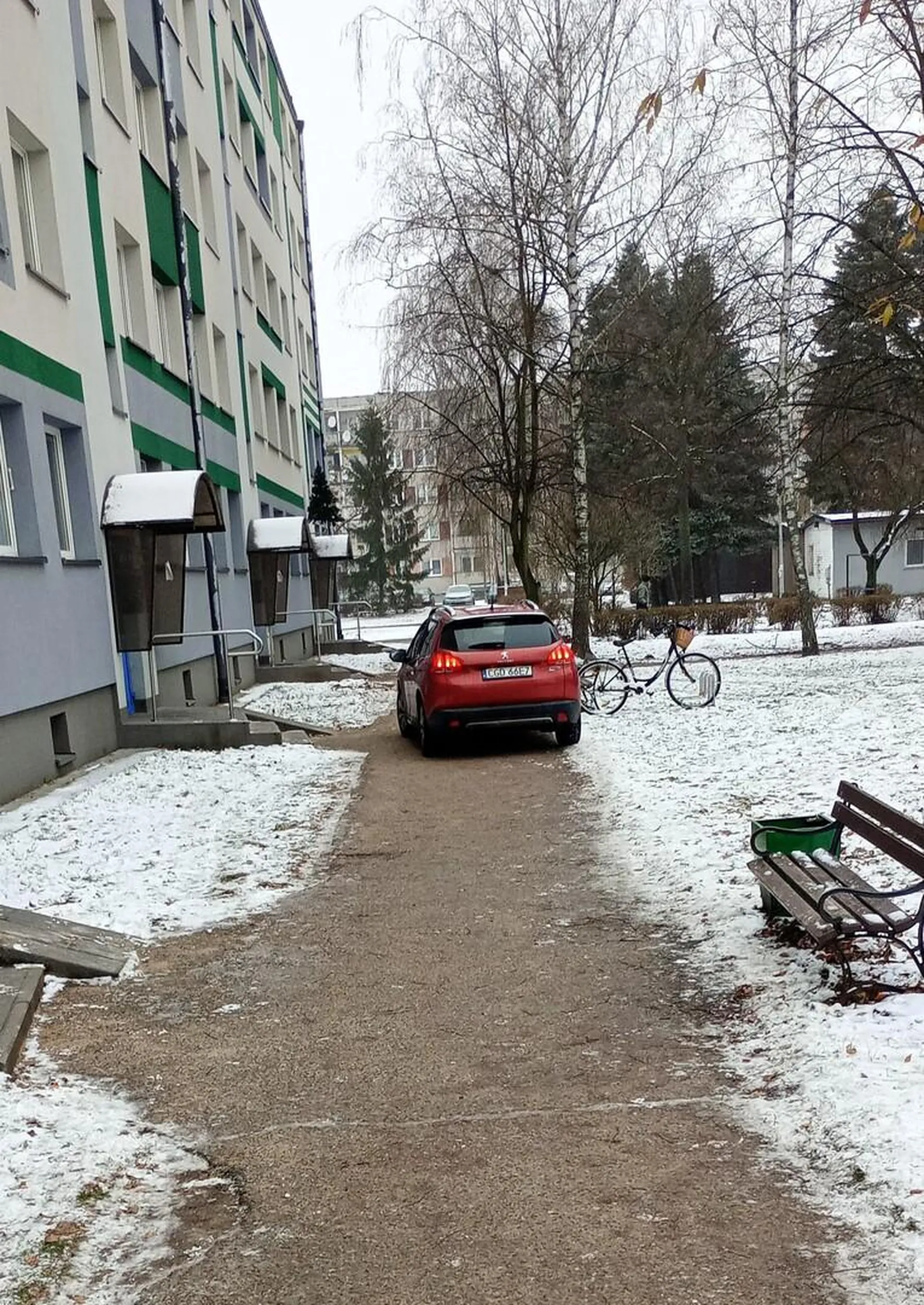 To już nie pierwszy raz jak ten kr...n parkuje w taki sposób.