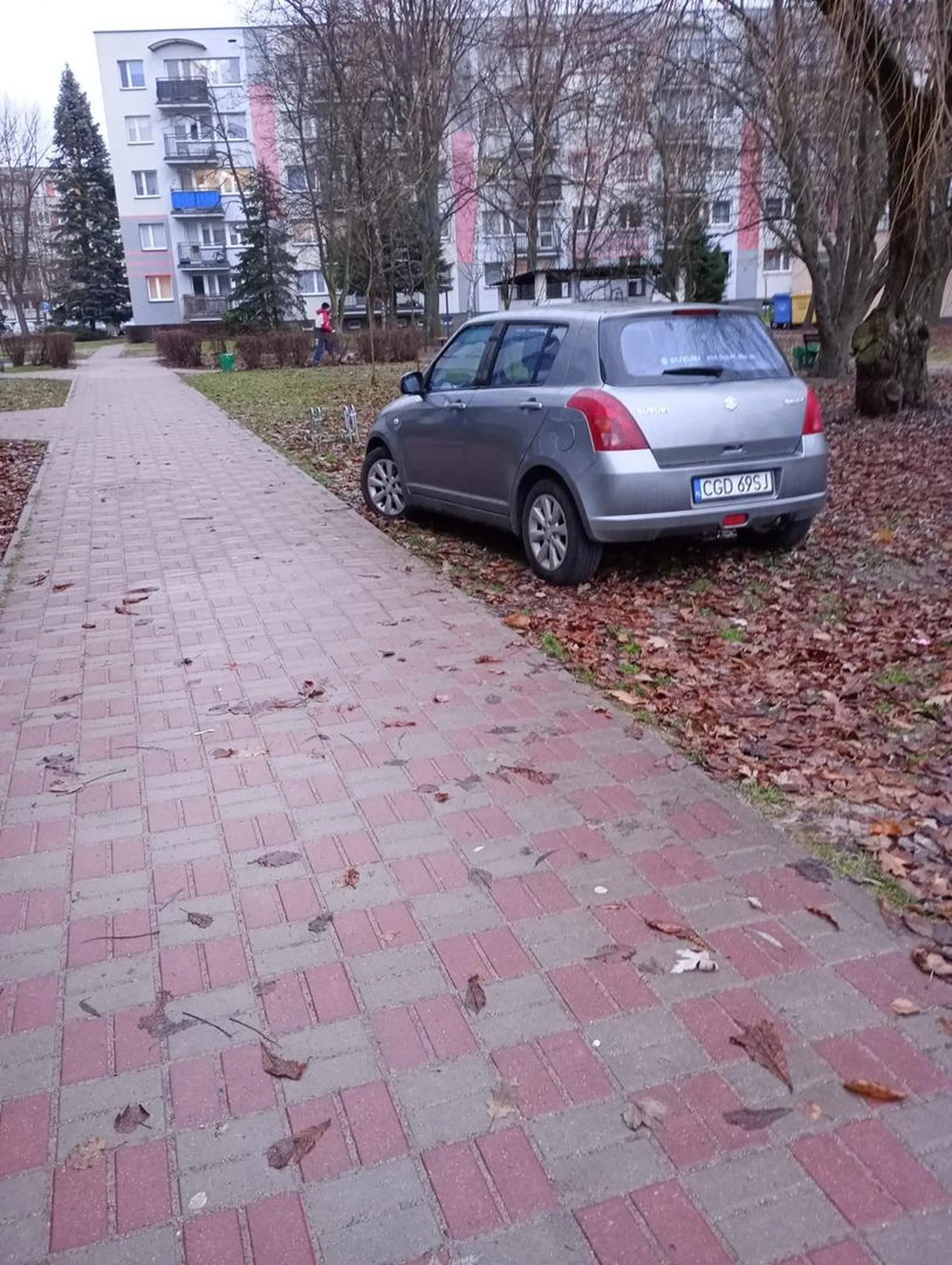 Kolejny cwaniak który jeździ po osiedlowych chodnikach i parkuje pod blokiem.
