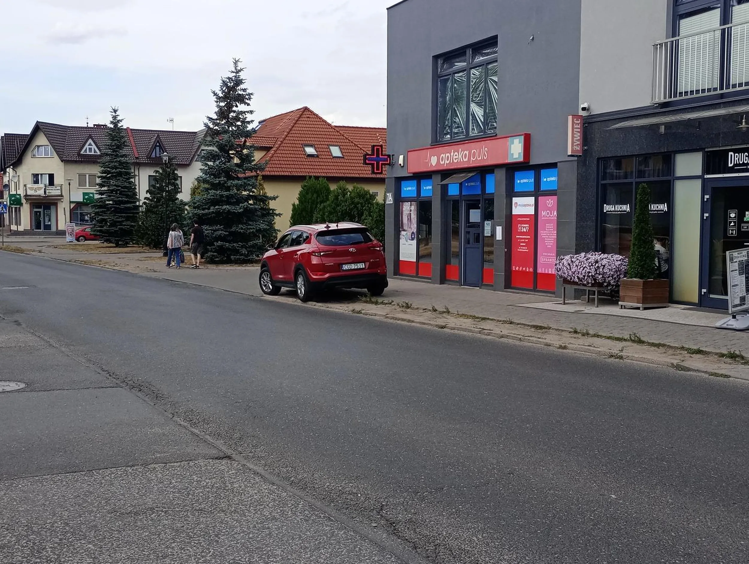 Kolejny cwaniak któremu ciężko ruszyć d... Parking 5m dalej.