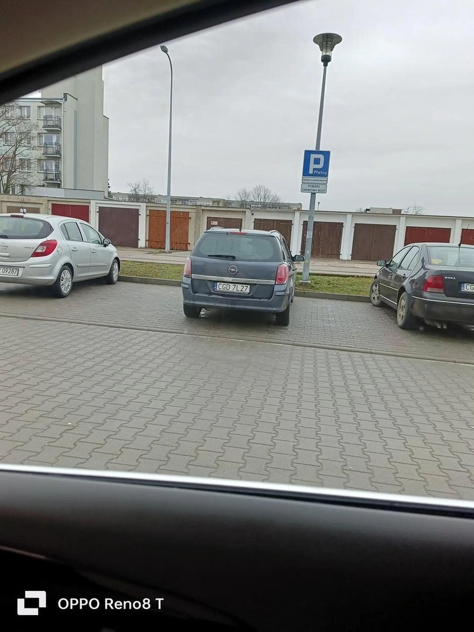 Tak się parkuje w Golubiu-Dobrzyniu na dwóch miejscach na raz