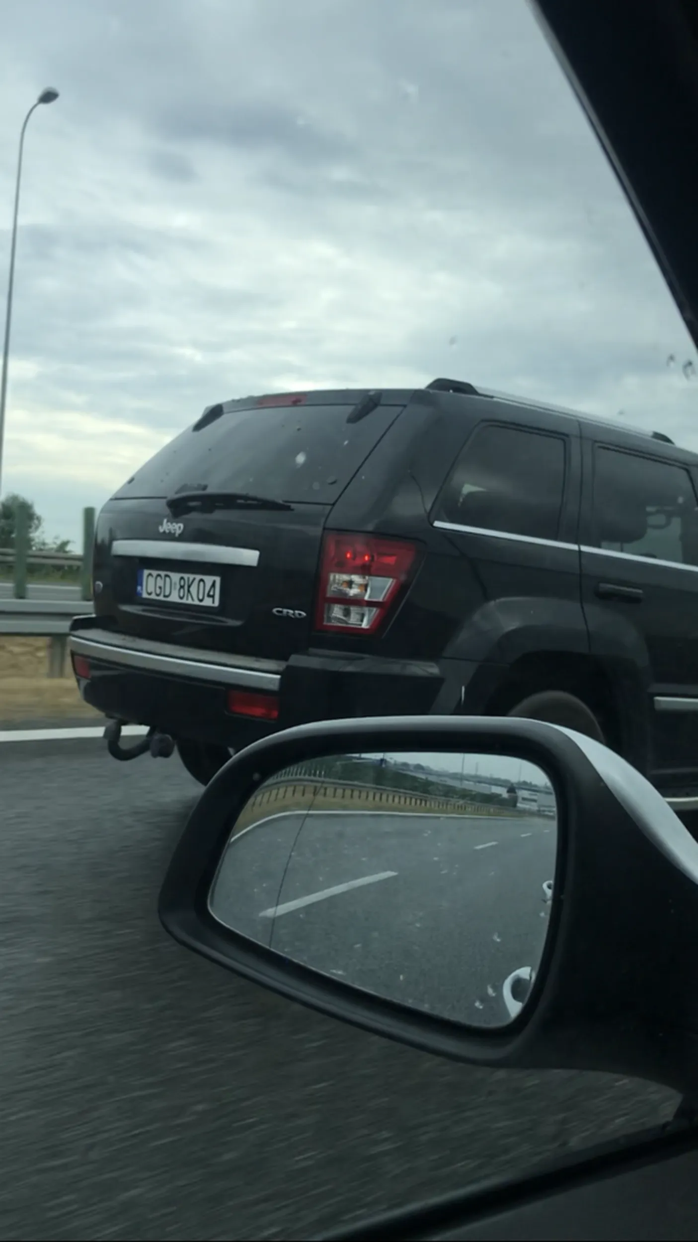 Jeep CRD telepie się lewym pasem .. przy próbach wyprzedzenia dodaje gaz ..