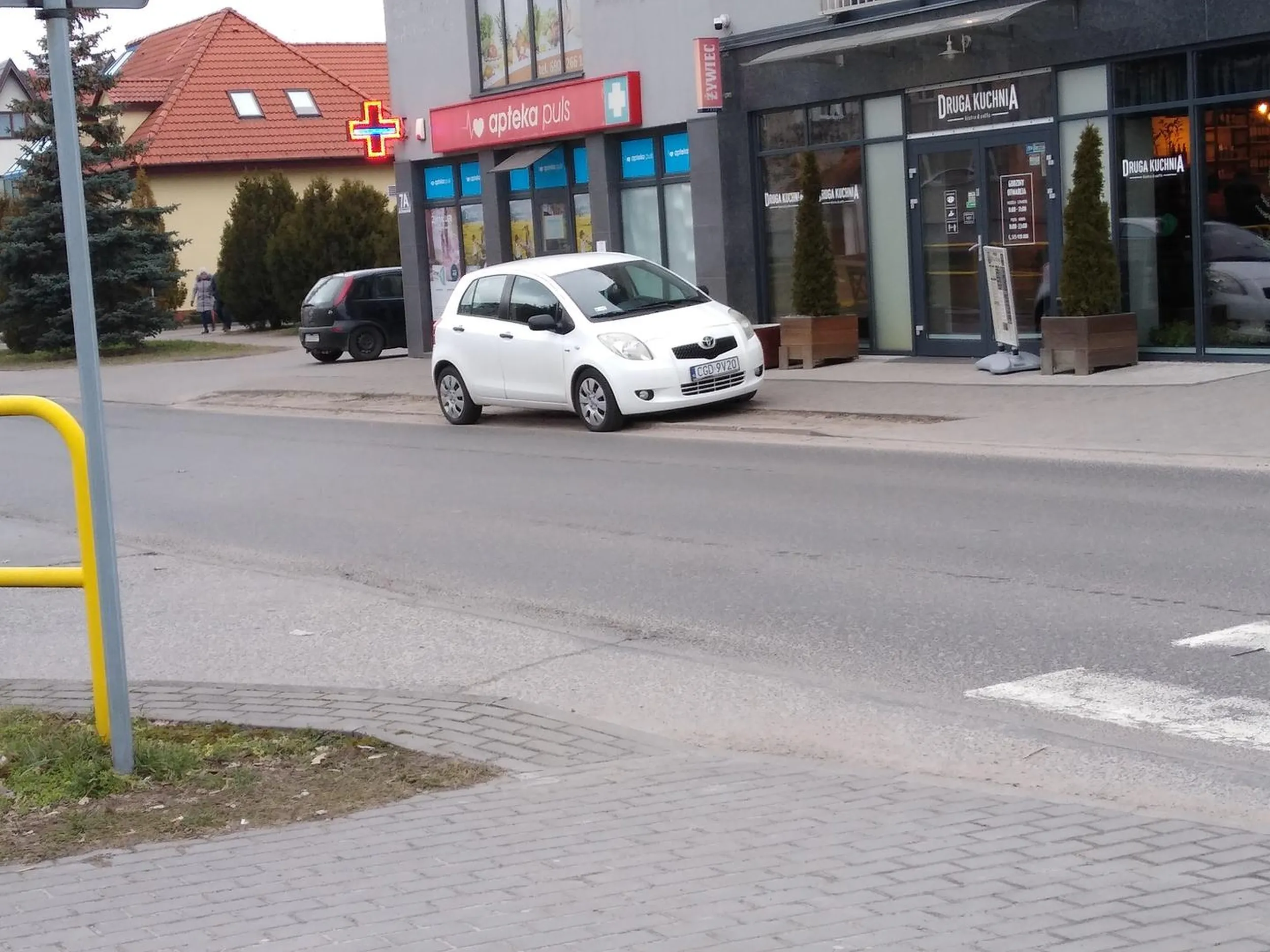 Skrzyżowanie, chodnik, 5 metrów wcześniej parking ale co tam po żarcie najlepiej to do lokalu wjechać.
