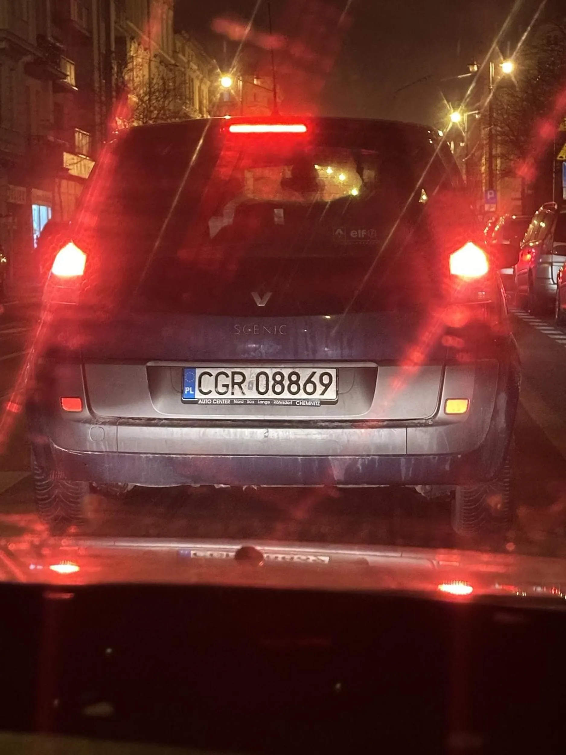 Używa kierunkowskazów przy jeździe prosto, wprowadzając w błąd innych kierowców.