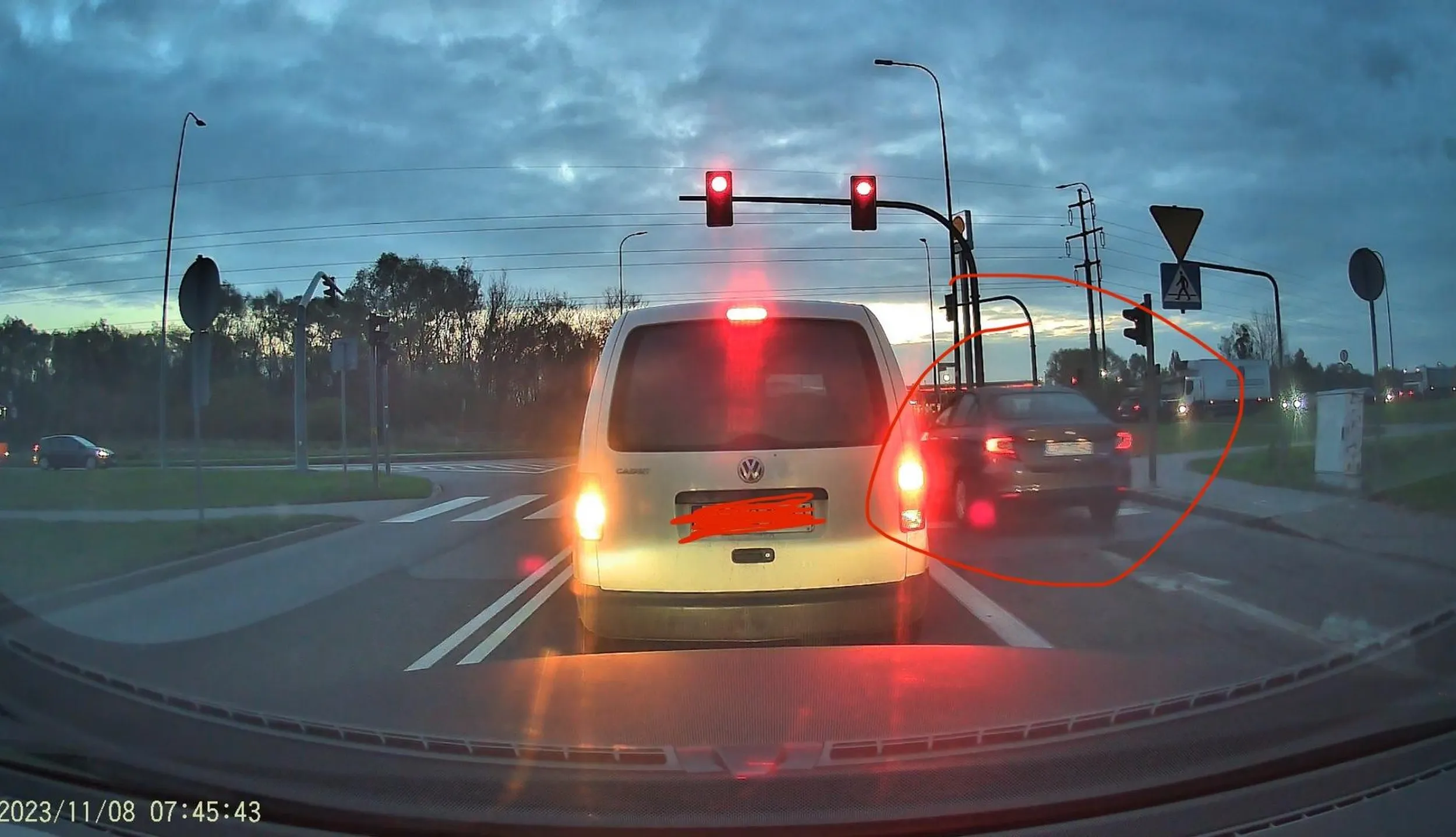 Klasyczna Januszerka drogowa przed Nami. Światła na ul. Waryńskiego z trasą średnicowa w Grudziądzu - najpierw zielone jest dla lewoskrętu, potem dla prawoskrętu i wprost no i delikwent jedzie 10km/h bo na jego pasie jeszcze się pali czerwone a Ty chcesz zjechać na lewoskręt bo masz zielone. Oczywiście nie łapiesz się na zielone bo ekodrajwing kierowcy fiata jest ważniejszy, ale chyba się za bardzo skupił na swojej chęci spalenia mniej o 0,00005 litra na trasie i palące się czerwo nie zatrzymało naszego bohatera. Mam nadzieję że karma ekodrajwingu w mandatu i punktów idealnie zabierze to co zaoszczędził