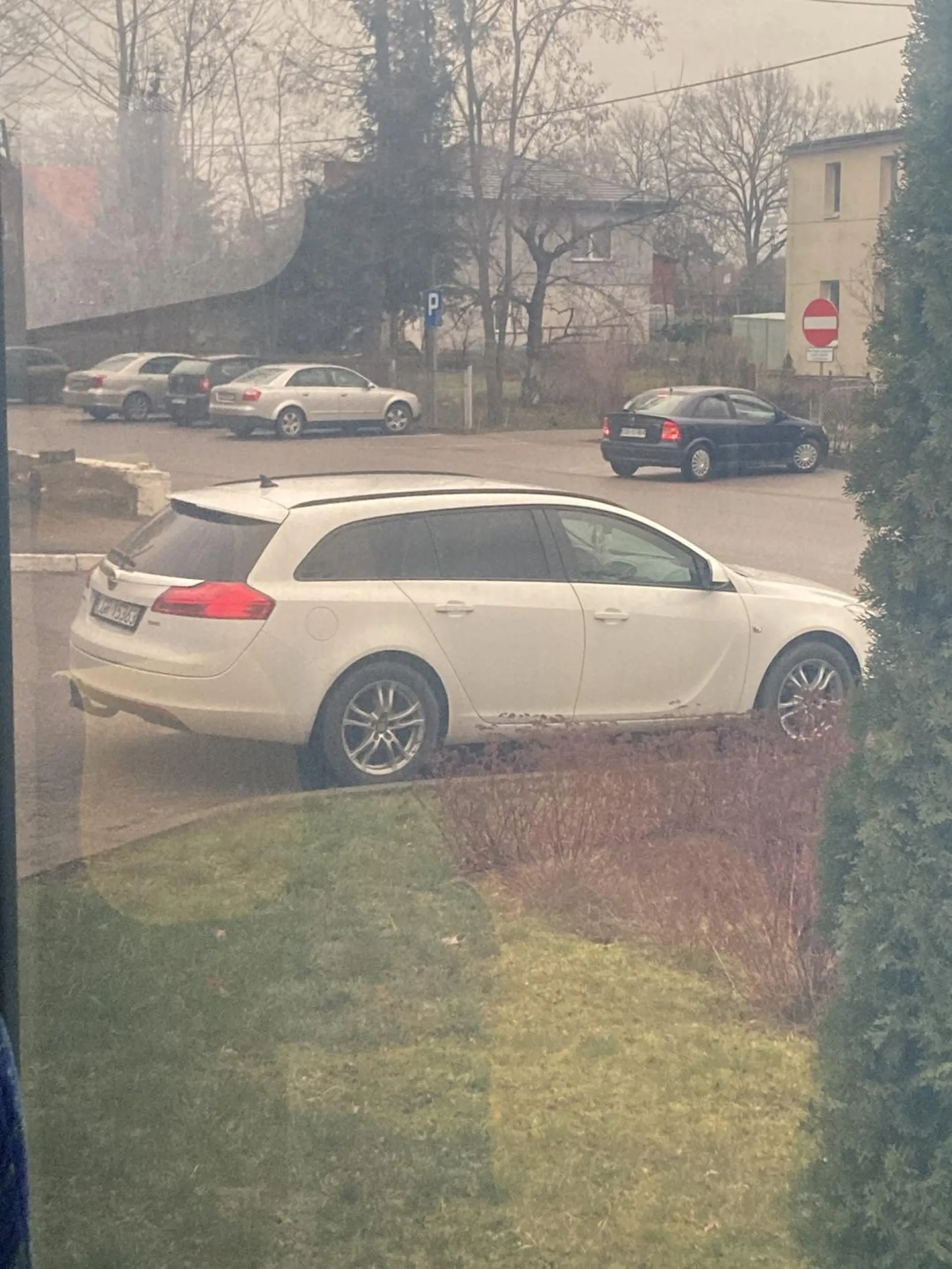 Oczywiście. Mam Opla mogę wszystko. Ciężko zaparkować na miejscu parkingowym lepiej stanąć na wyjeździe z Gminy utrudniając wszystkim życie