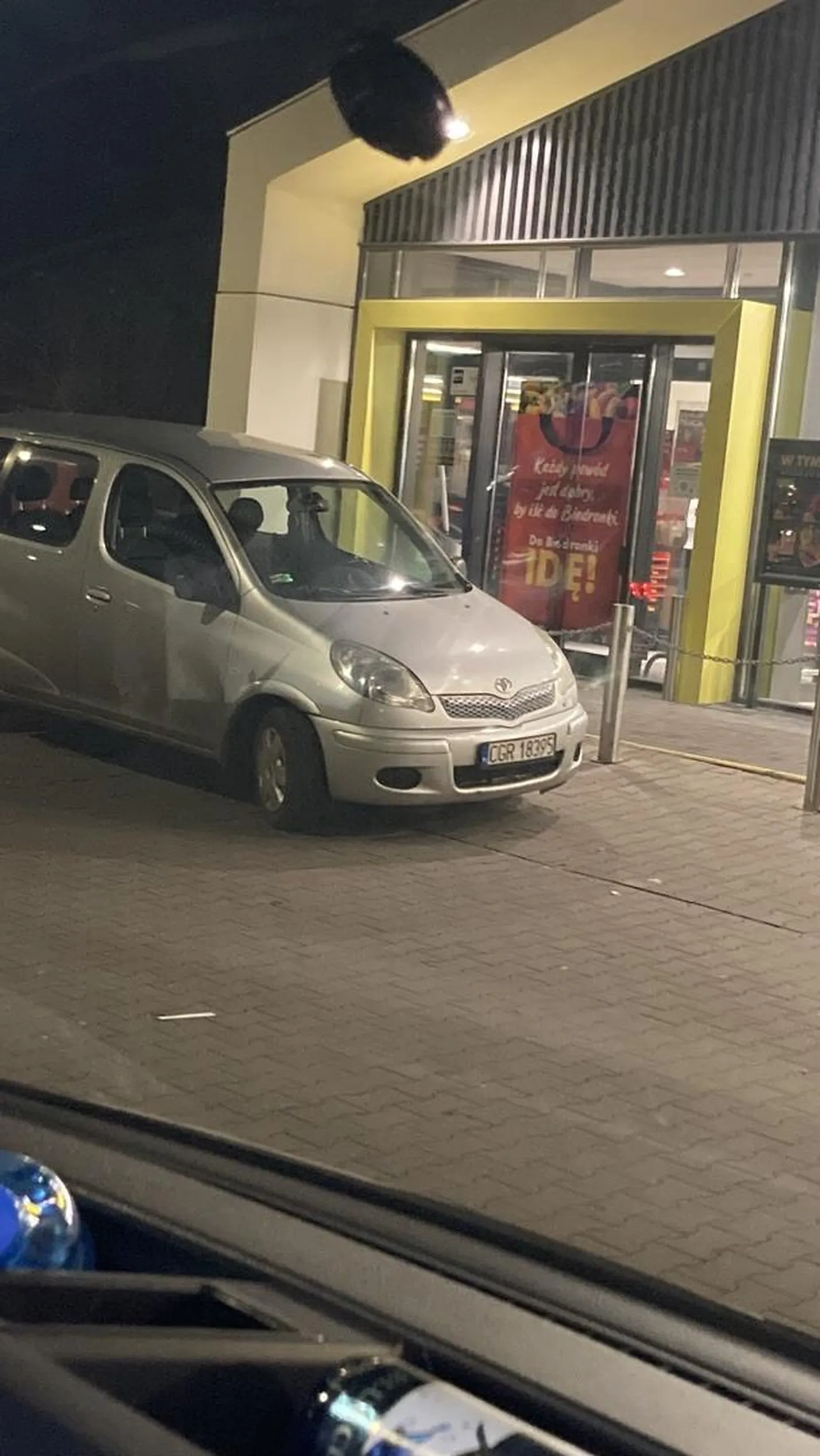 Co tu mówić: „Ja tylko na chwileczkę” Zaznaczam pusty parking