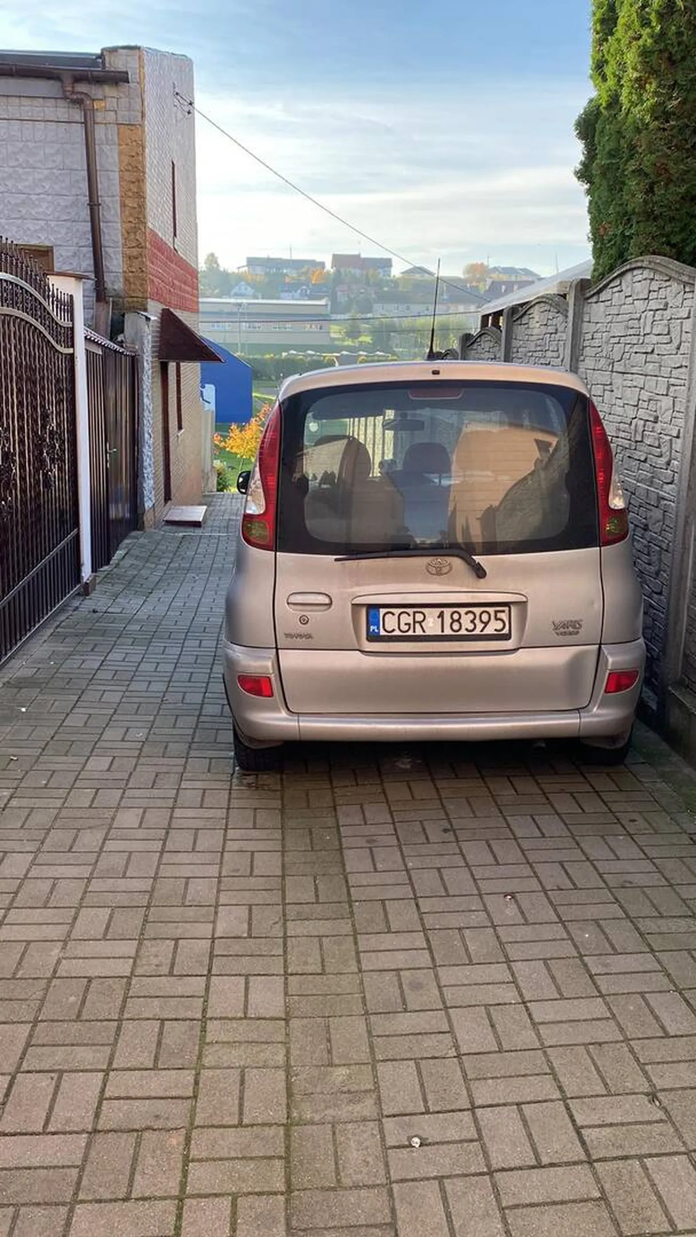 Mistrz parkowania w drodze dla pieszych a jakby ktoś przejeżdżał rowerem i zarysował to zaraz wielki płacz i lament