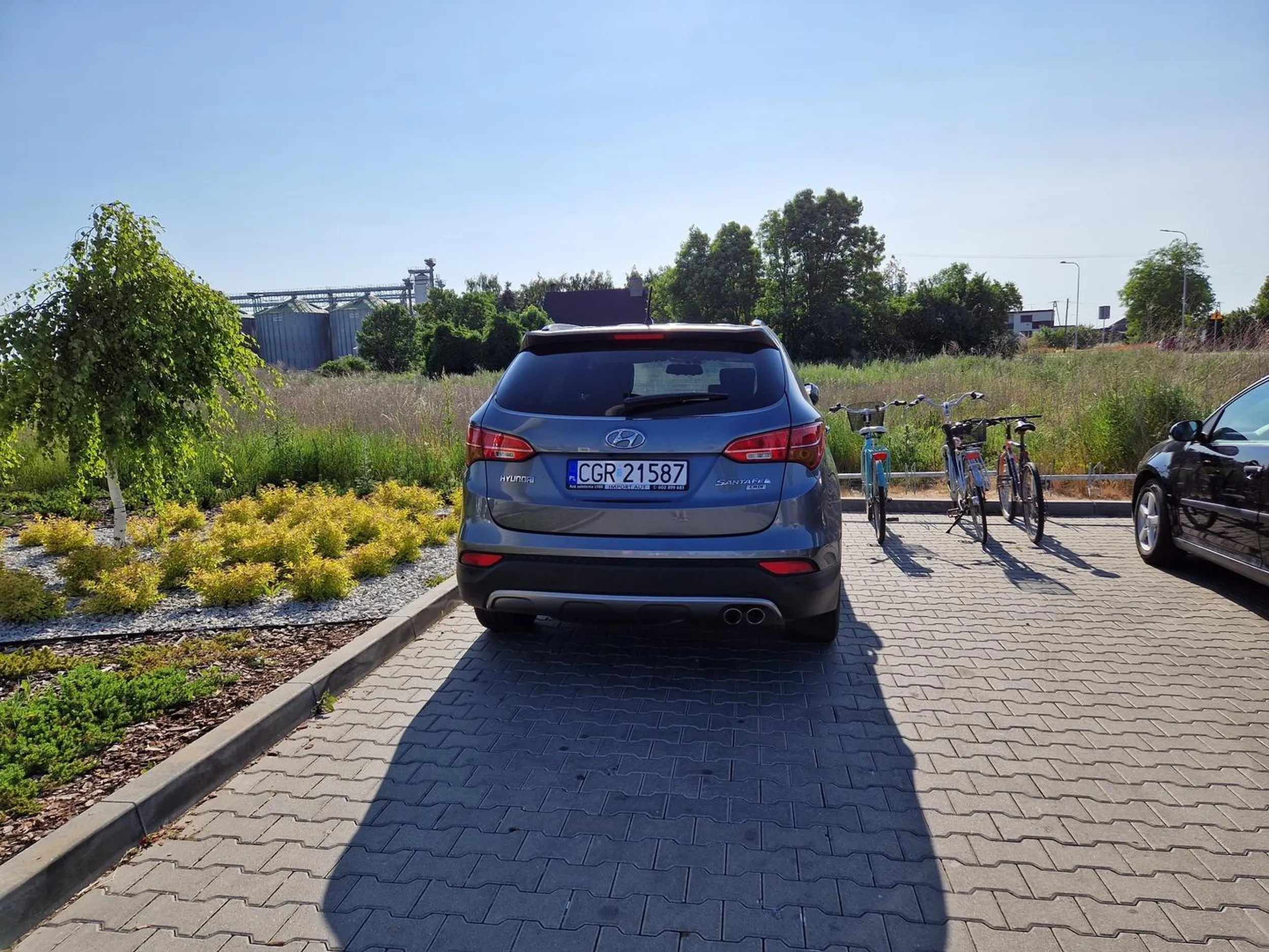 Nie ma to jak zaparkować na miejscu rowerowym... Łysy wygrał prawko w cipsach...