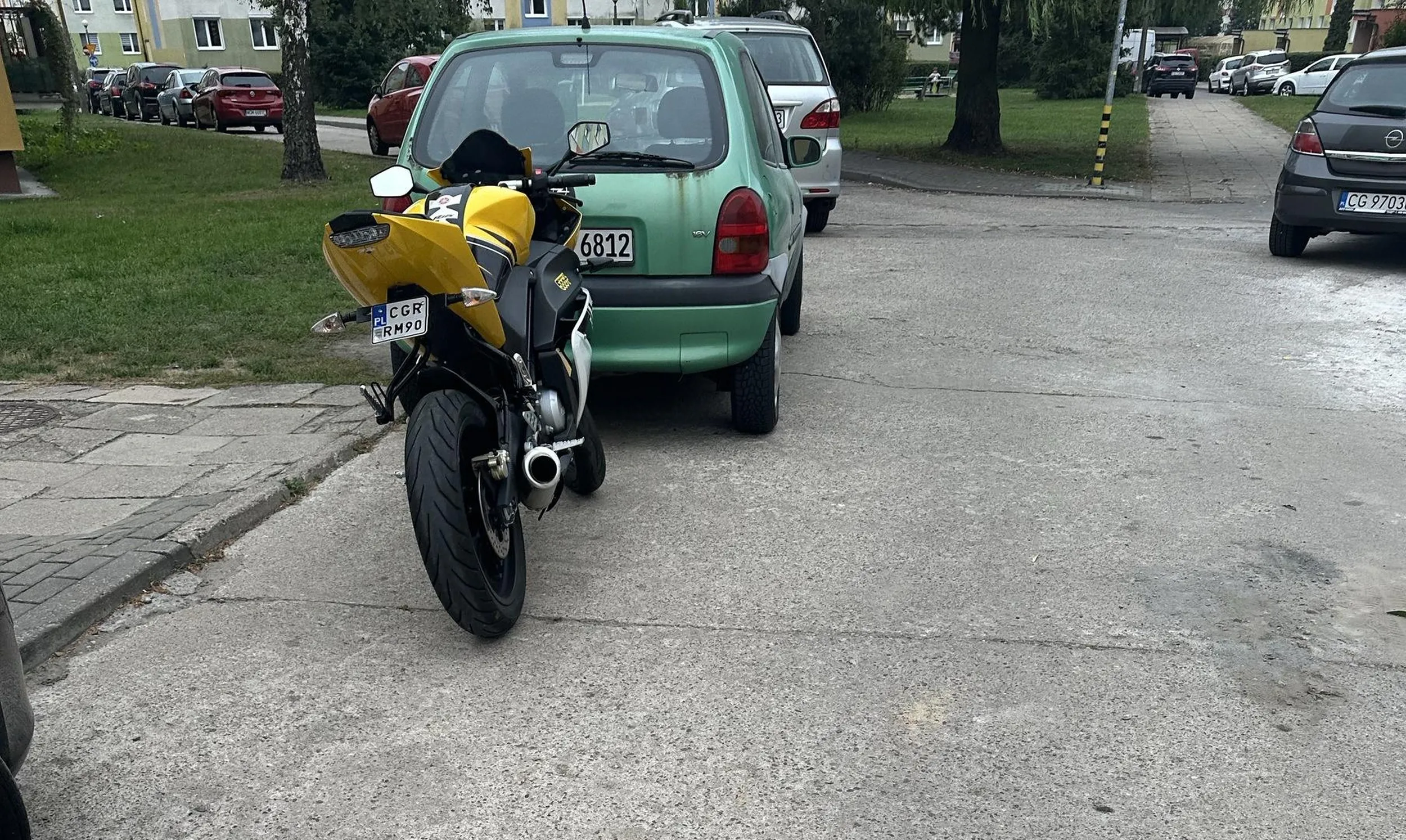 Gówniarz z wyciętym tłumikiem jeździ po osiedlu nocą i wszystkich budzi