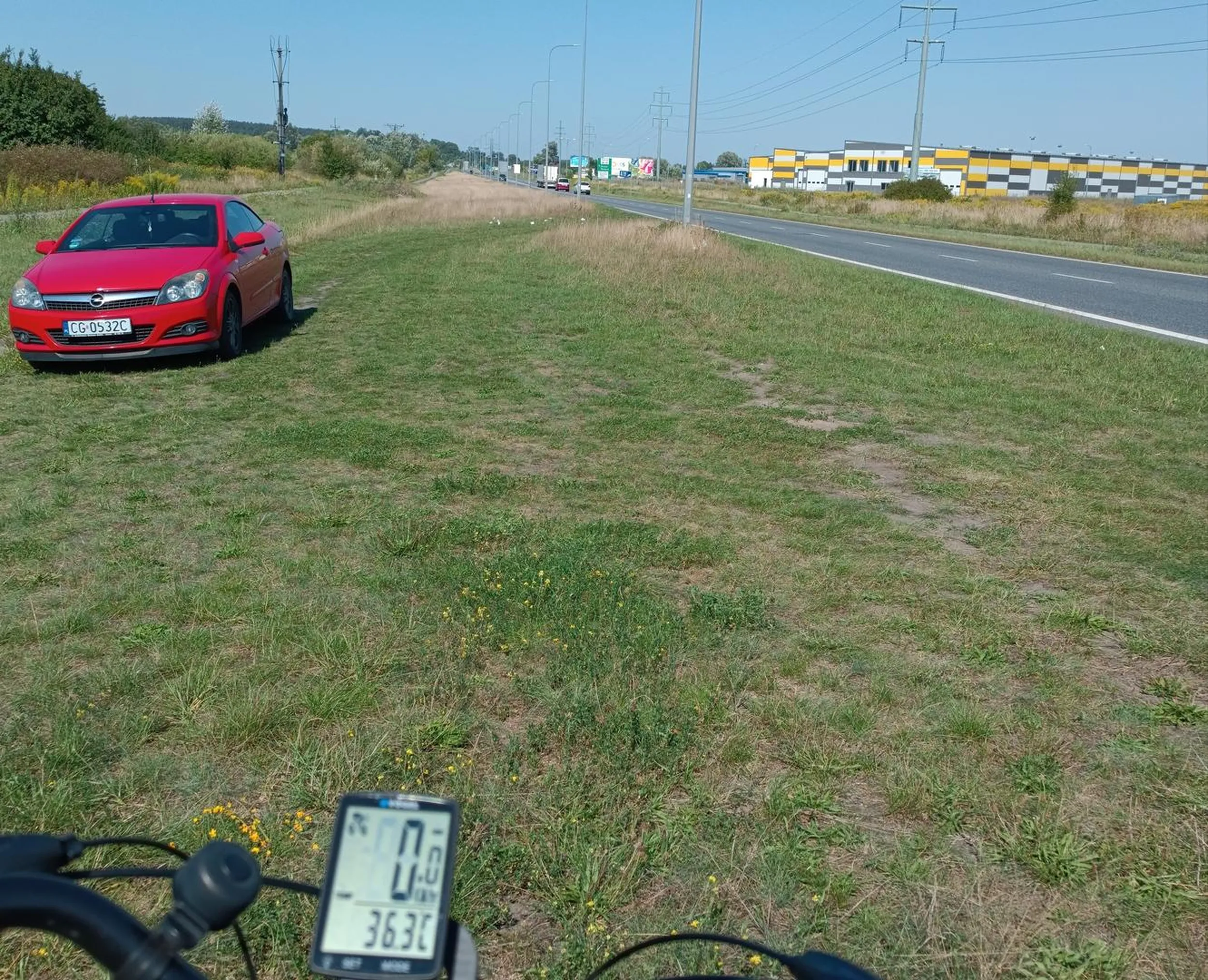 Nagminne parkowanie na pasie zieleni przy obwodnicy w Grudziądzu. Działki rodobok i mają też parking ale za daleko do niego bo trzeba objechać rod żeby tam zaparkować.