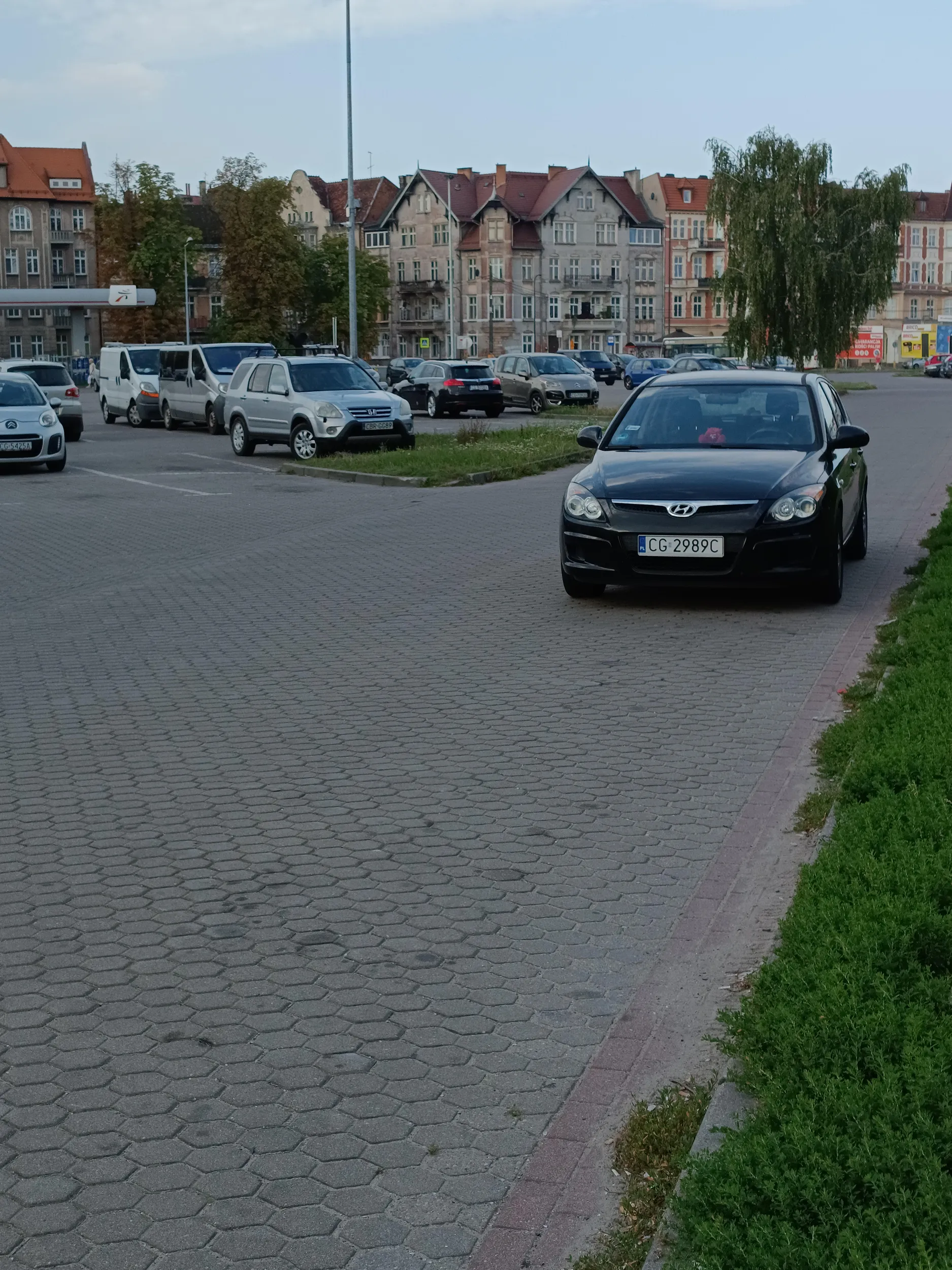 Kolejna sytuacja wolne miejsca na parkingu są ale trzeba na drodze.