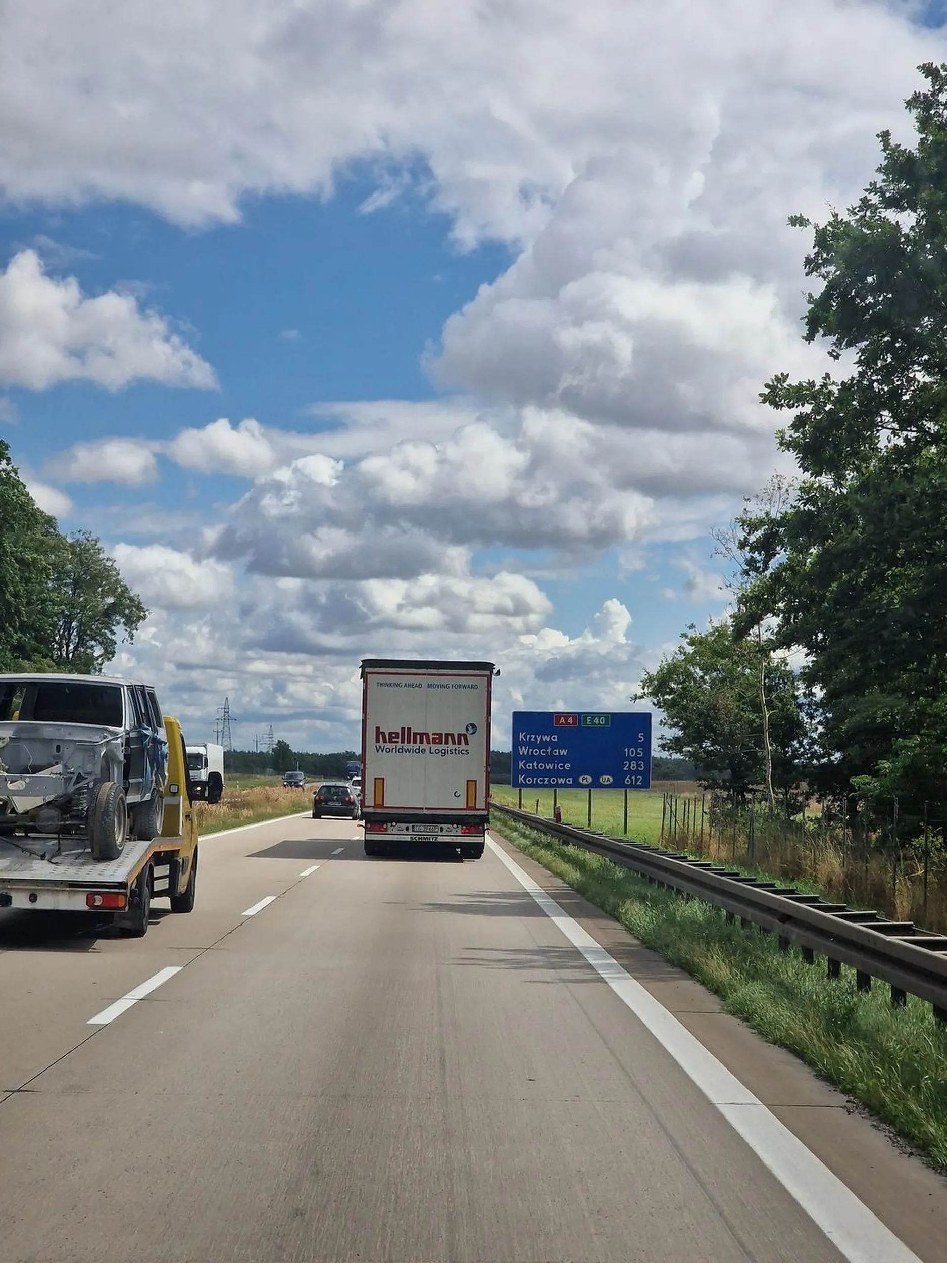 Popieprzony kierowca Tira ,na 80 wyprzedza nas ,co my juz jedziemy 80 i trąbi na nas bo nie daje rady wyprzedzić i zajeżdża z lewego pasa na nasz pas nam drogę. Mam nadzieję że twój szef to przeczytasz 28.7 23 trasa A4 między Bolesławcem a Chojnowkiem godz.12:45