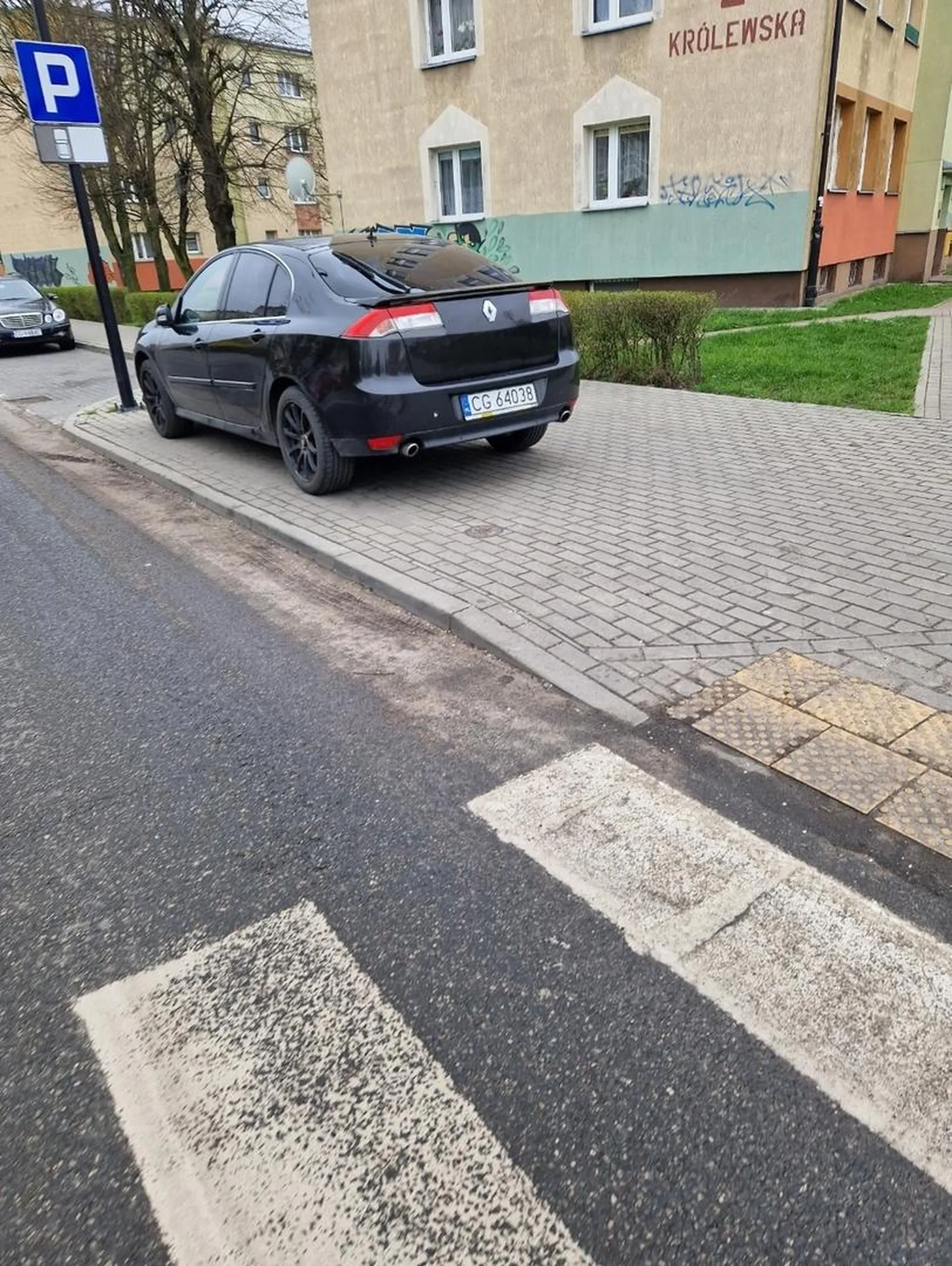 Parkuje w miejscach zakazanych np przed pasami