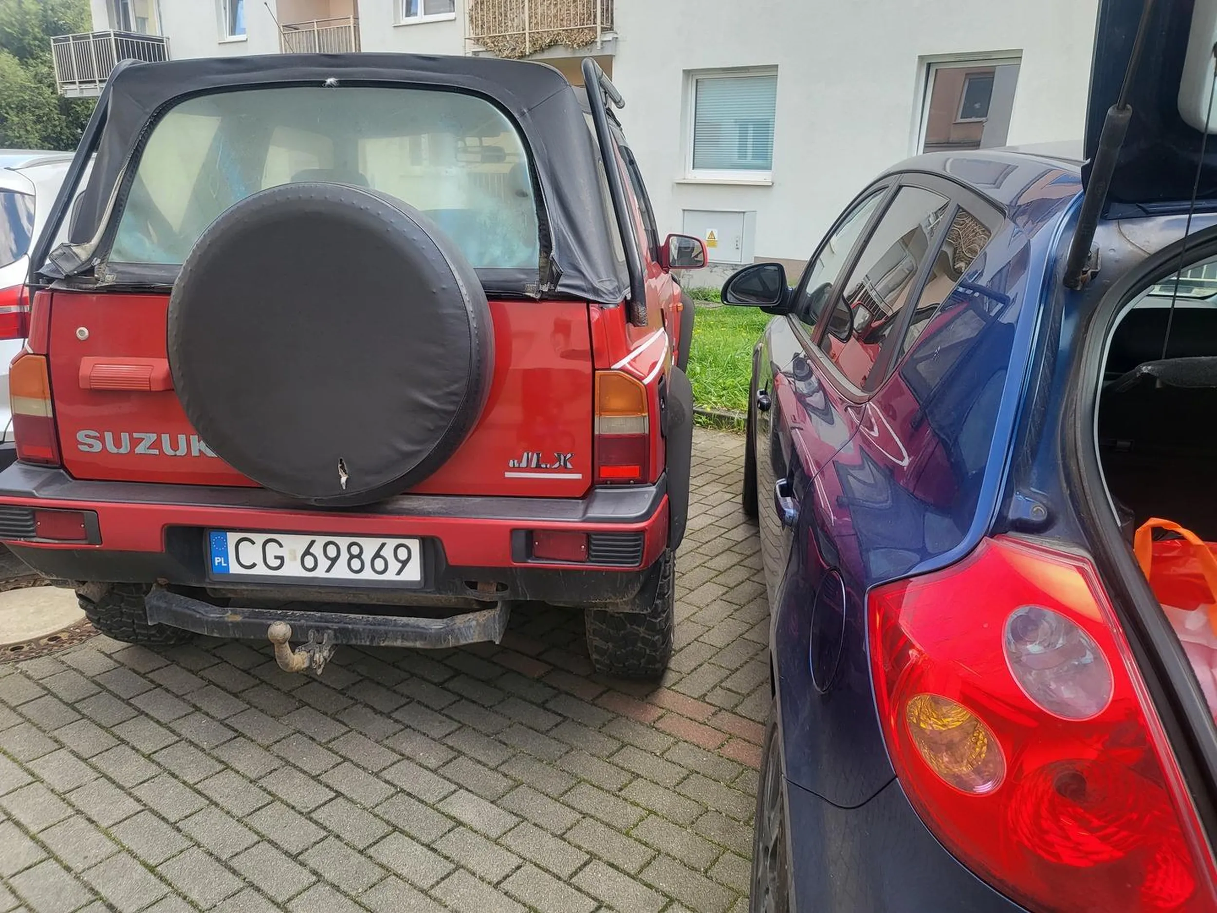 Ktoś nie myślący zaparkował tak że do samochodu trzeba było wchodzić o strony pasażera.