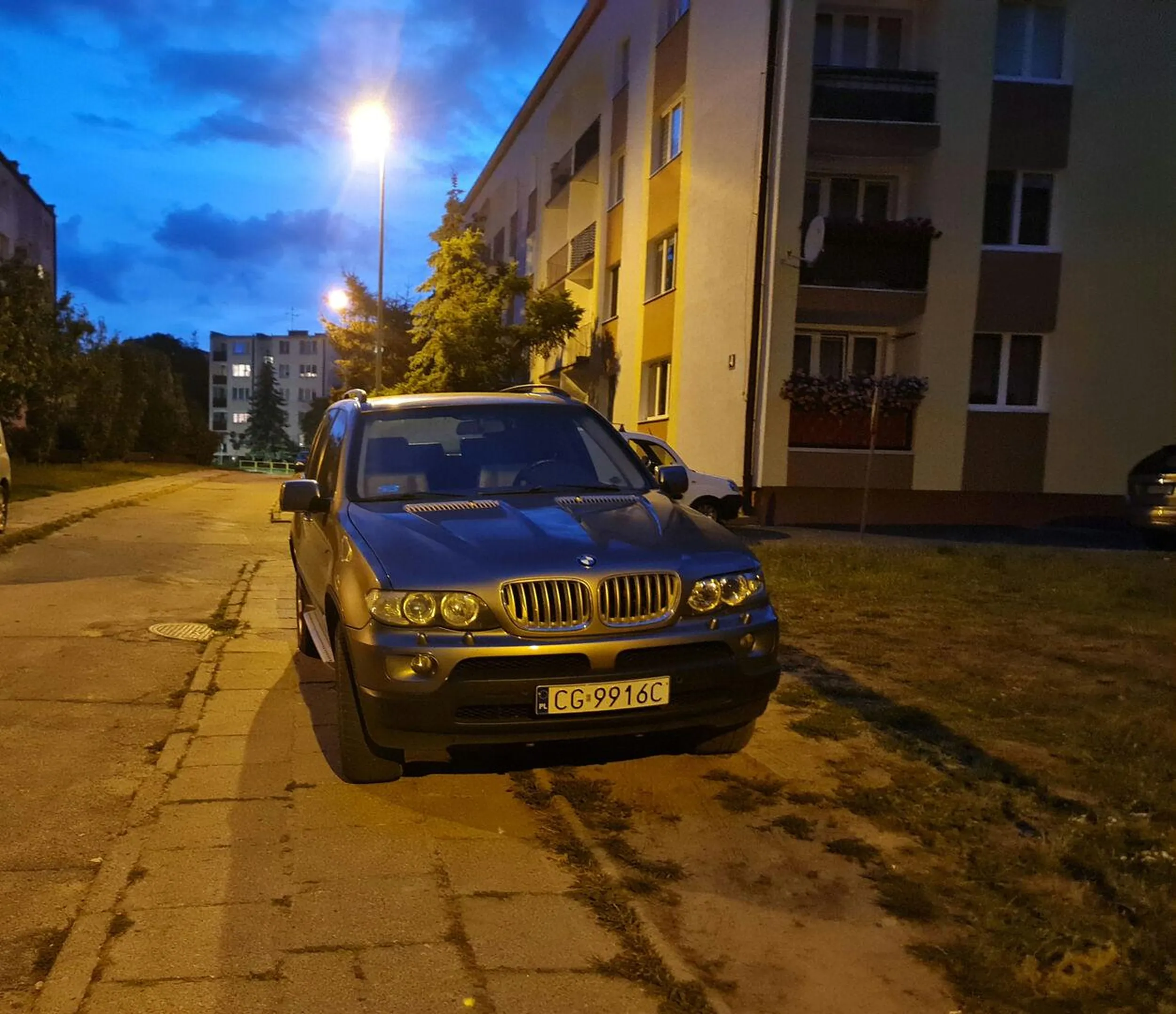 Przyjechał "wielki pan" z cholera wie jakiej wiochy zabitej dechami, i uważa że może parkować na środku chodnika. Niestety, tak to może sobie co najwyżej koło swojej obory stawać, a nie w mieście wśród innych ludzi. Chamstwo i buractwo.