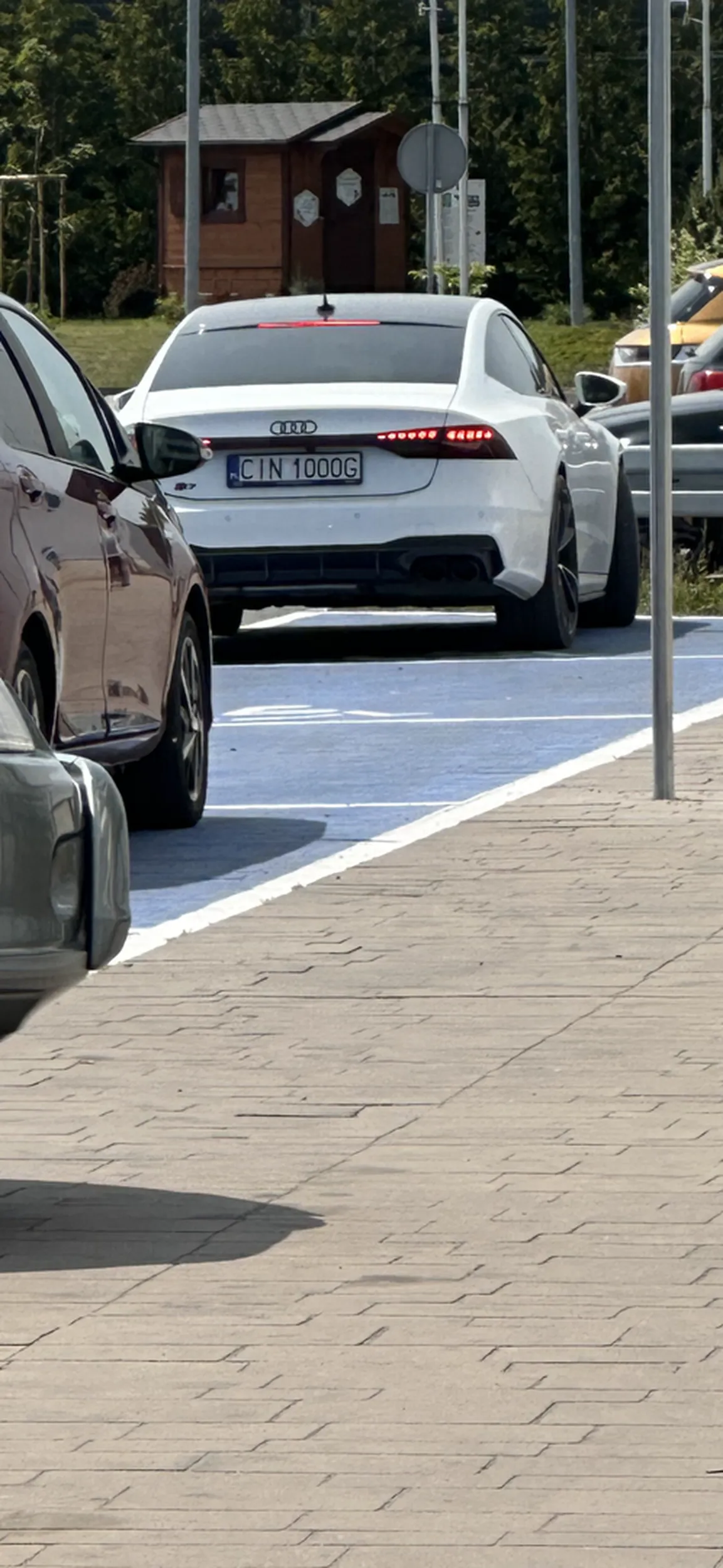 Absolutny kretyn. lubi jechać bardzo blisko samochodu z przodu, ponieważ prawie uderzył w tył mojego samochodu, gdy zatrzymał się na przejeździe kolejowym. Parkuje również na miejscach dla niepełnosprawnych. Jest szansa, że jest upośledzony umysłowo, sądząc po tym, jak się ubiera.